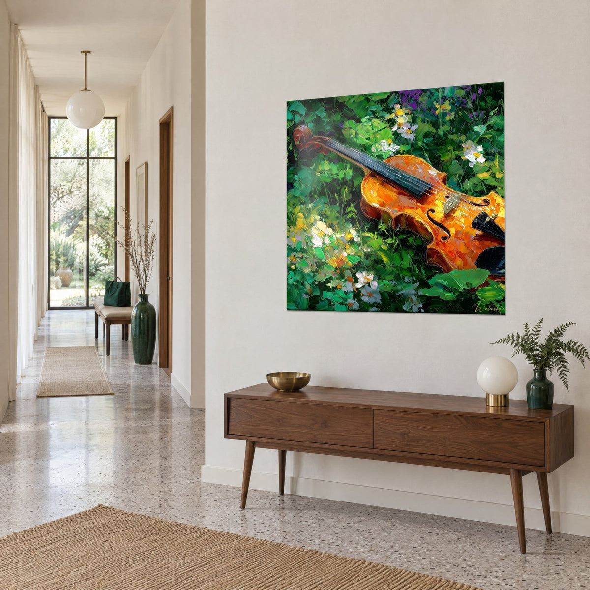 Tableau instrument à cordes orange et cuivre parmi des feuillages émeraude, vu de trois-quarts sur un mur crème au-dessus d'un buffet