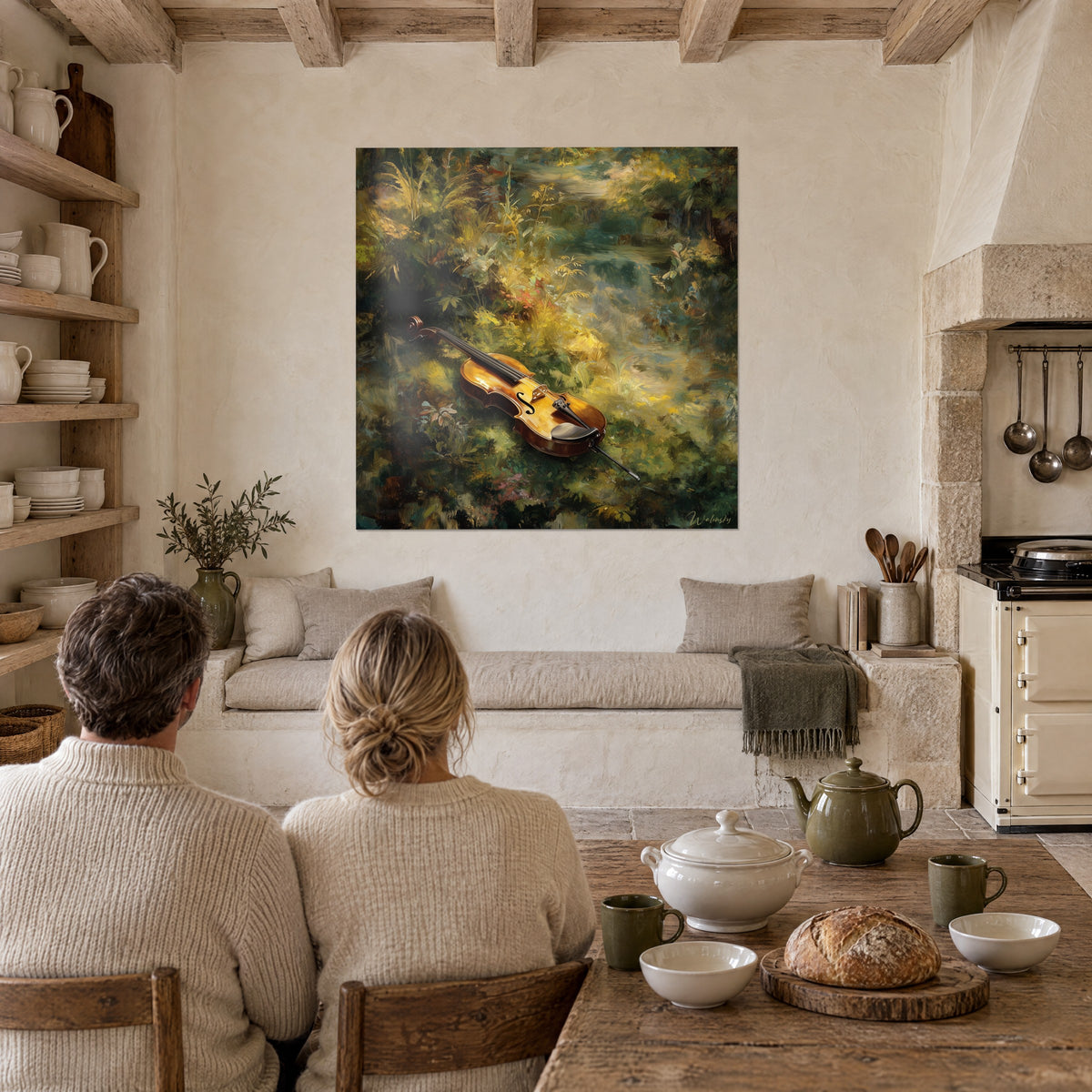 Tableau archet et violon cuivré dans un sous-bois impressionniste vert et ocre, deux personnes de dos attablées dans une cuisine en pierre