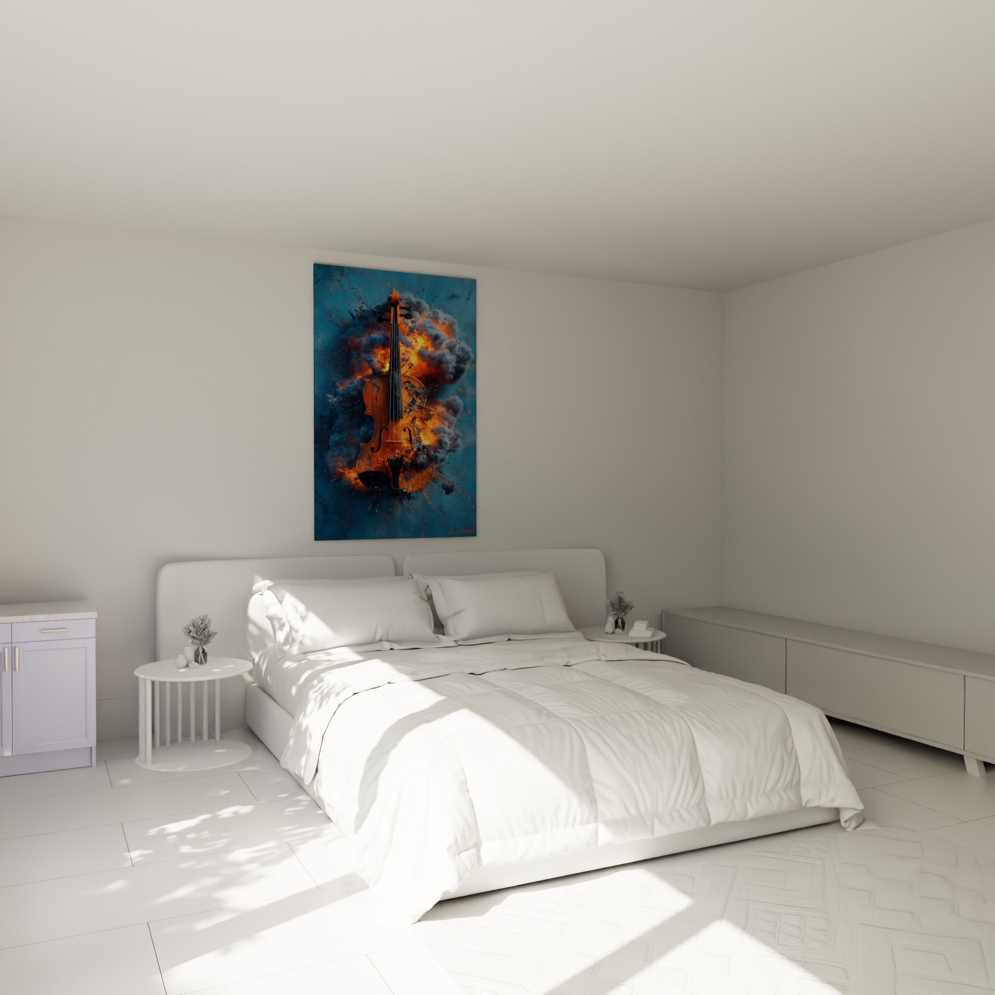 Violon fauve entouré de fumée anthracite et flammes orangées, accroché au-dessus d'un lit dans une chambre claire