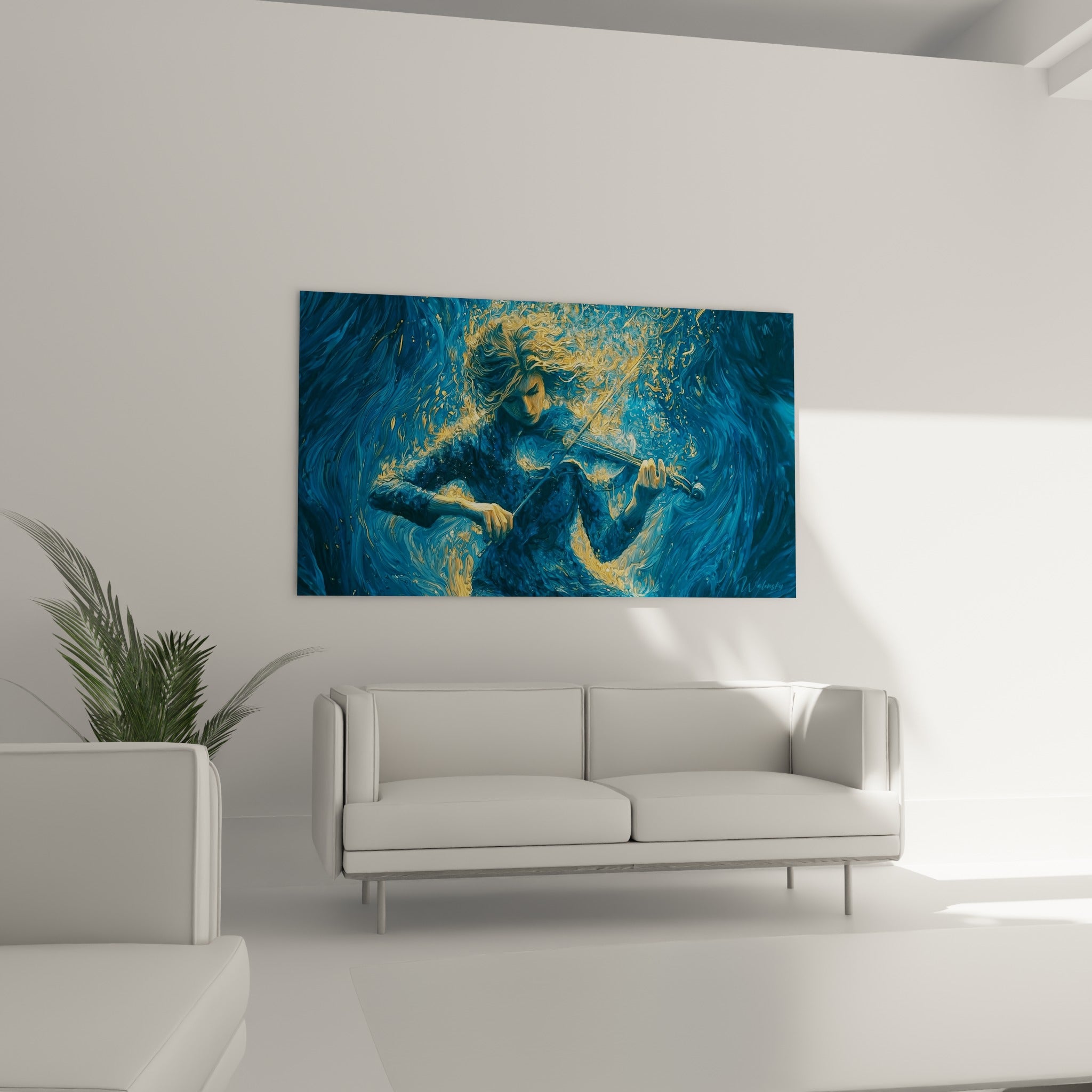 Silhouette de violoniste fusionnée à des volutes dorées et bleu marine, au-dessus d'un canapé dans un salon lumineux