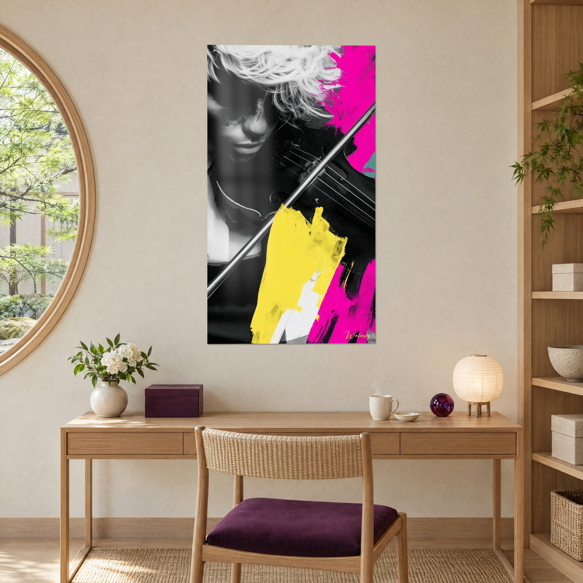 Cuadro artista con violín, rostro sombreado en negro y blanco, pinceladas fucsia y amarillas, sobre un escritorio de madera