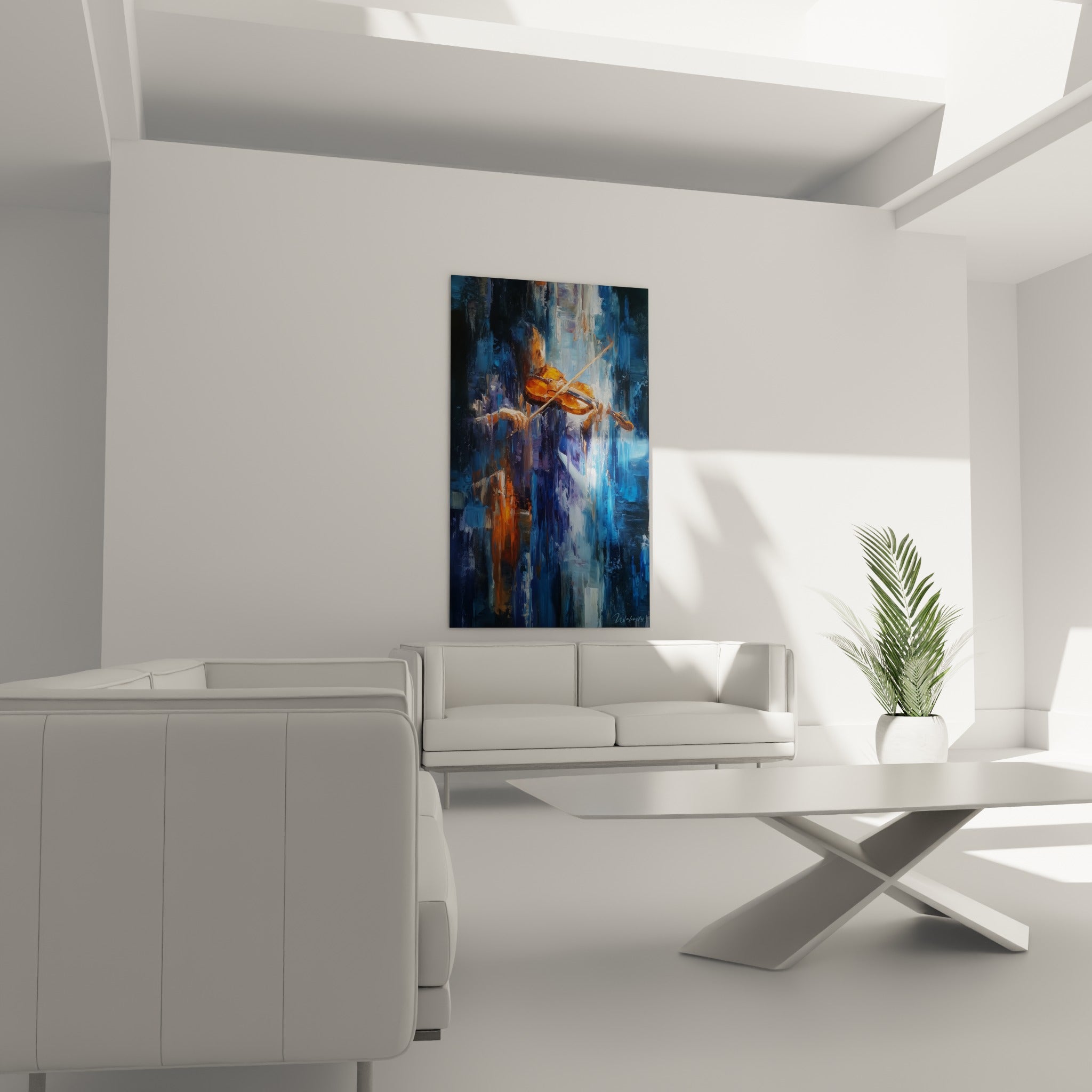Violon ocre saisi en pleine interprétation sur fond bleu strié, au-dessus d'un canapé dans un salon lumineux