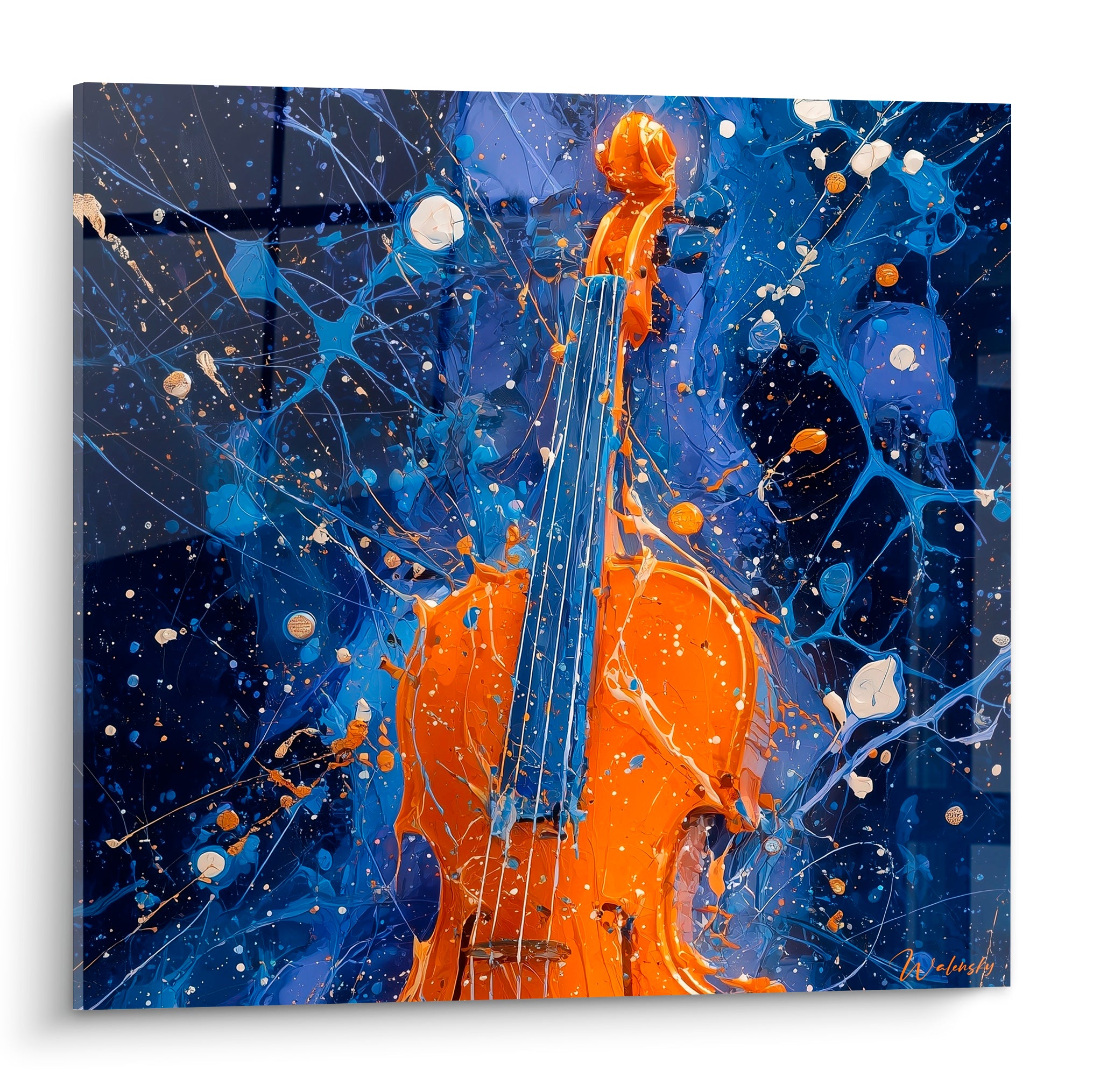 Violon orange vif se détache sur fond bleu marine éclaboussé de blanc et doré, style expressif