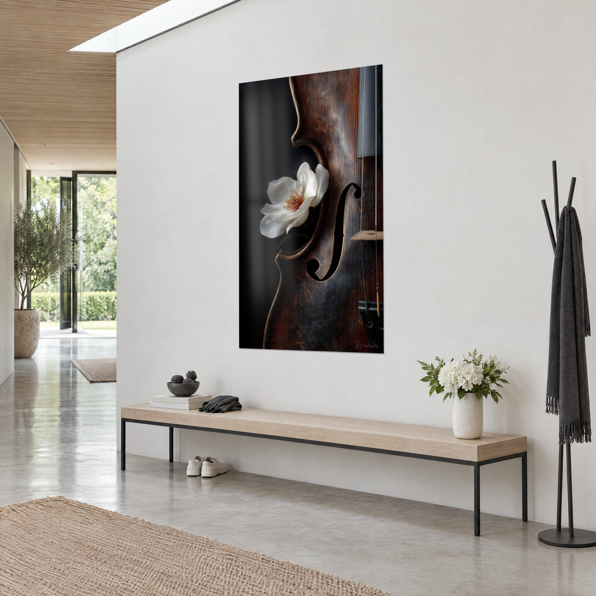 Tableau fleur ivoire nichée contre la table d'un violon brun roux et noir, vue de biais près d'un banc en bois