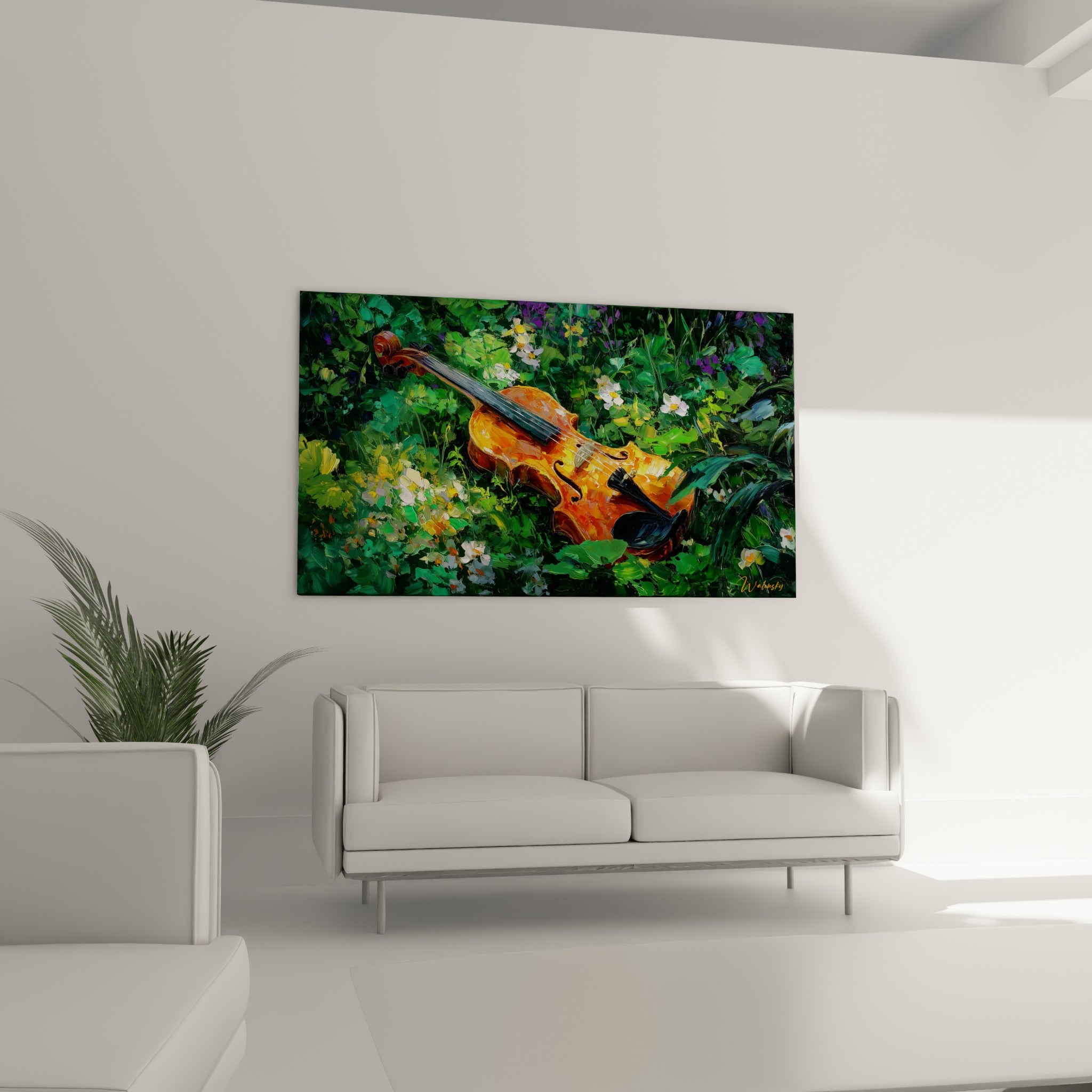Corps orangé du violon entouré de fleurs blanches et feuillage vert sapin, au-dessus d'un canapé dans un salon lumineux
