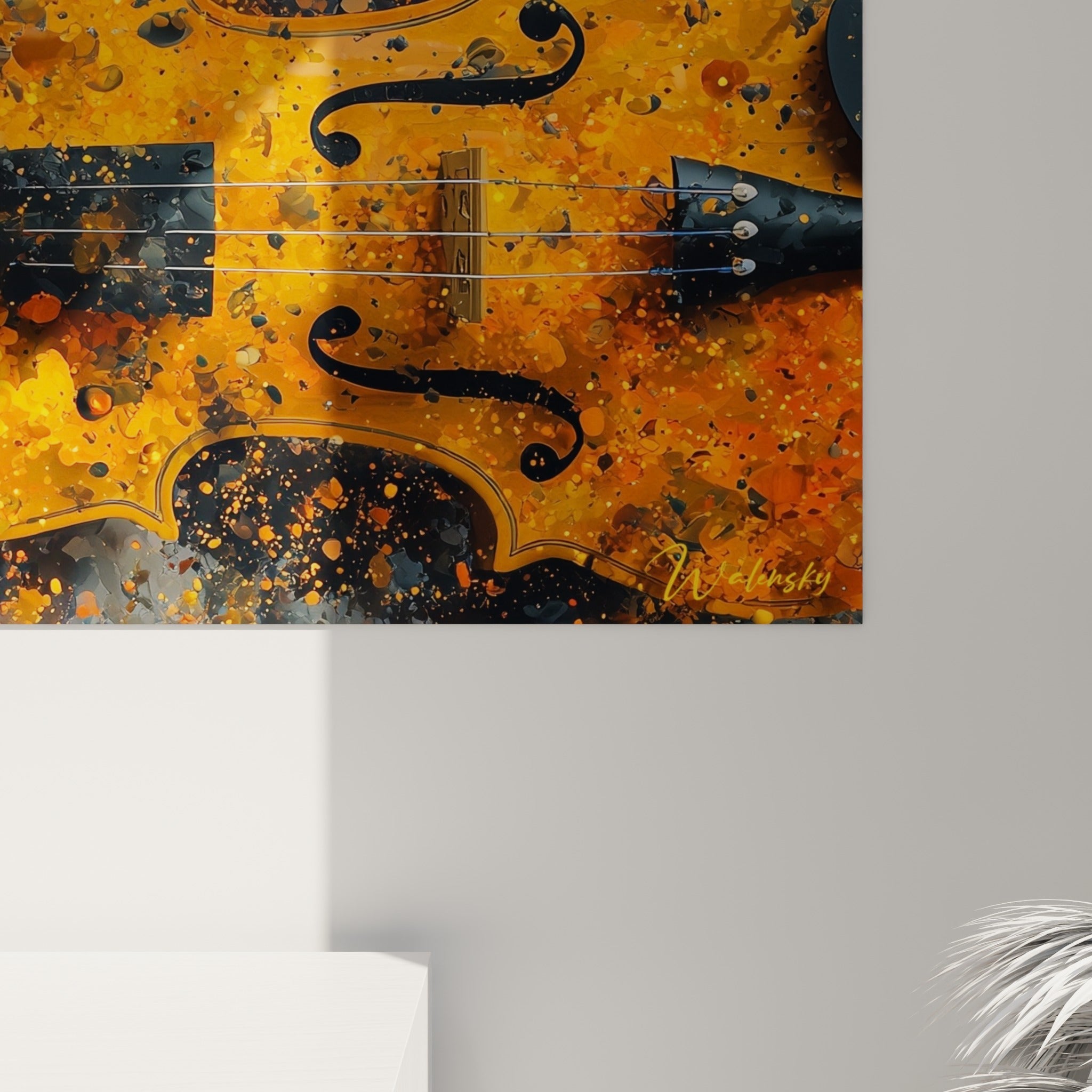 Coulures orangées et grain anthracite visibles de près sur la toile du violon accrochée au mur