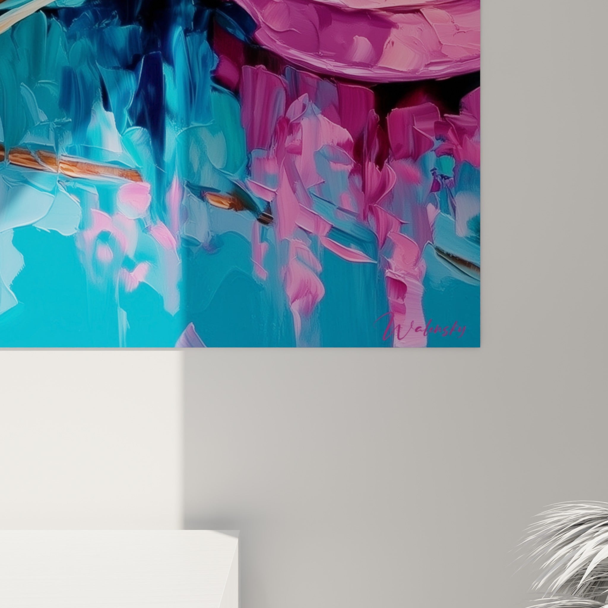 Matière picturale épaisse révélant les nuances roses, turquoise et ocre du violon fleuri en gros plan