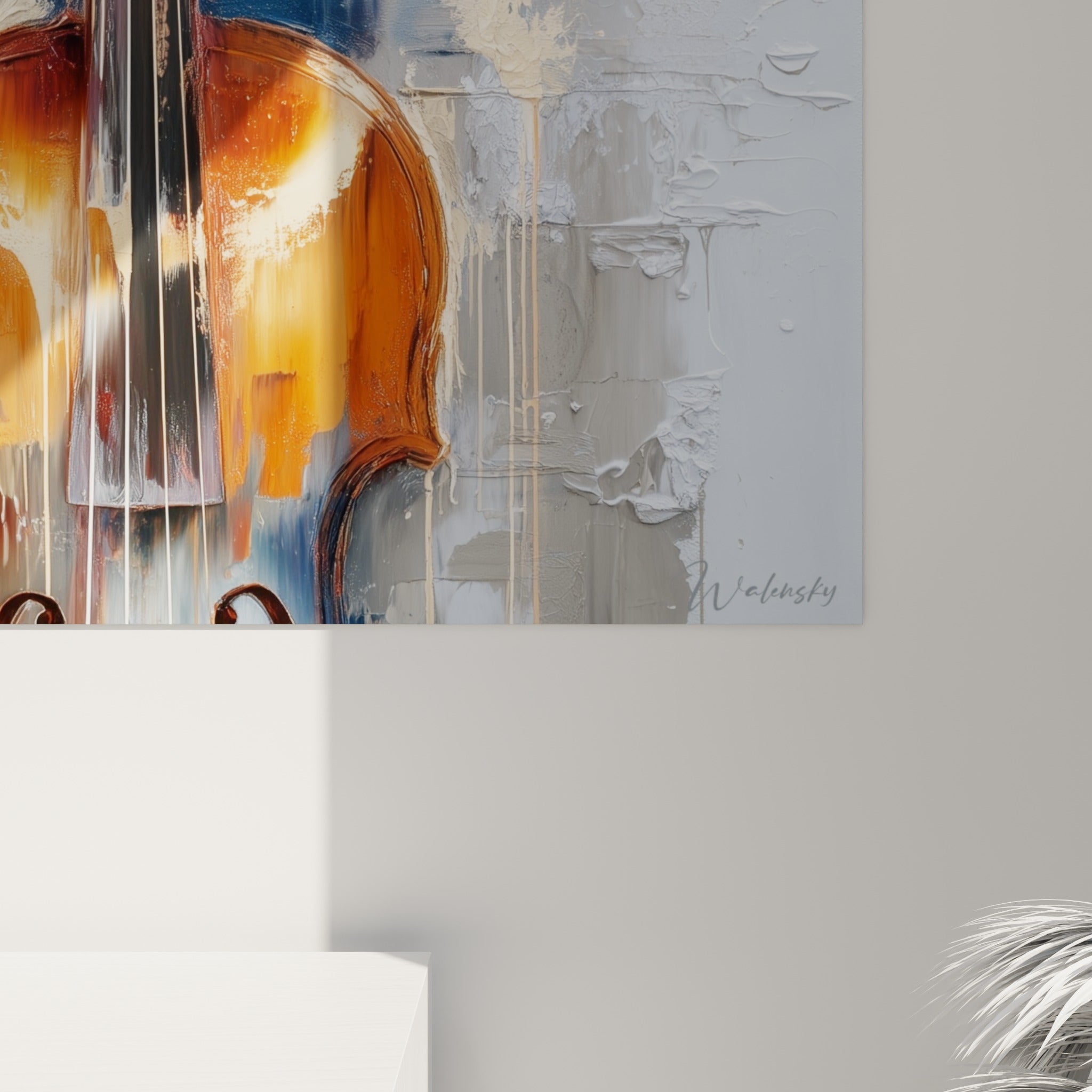 Empâtements de peinture visibles sur le bois du violon, coulures beiges glissant sur fond bleu marine