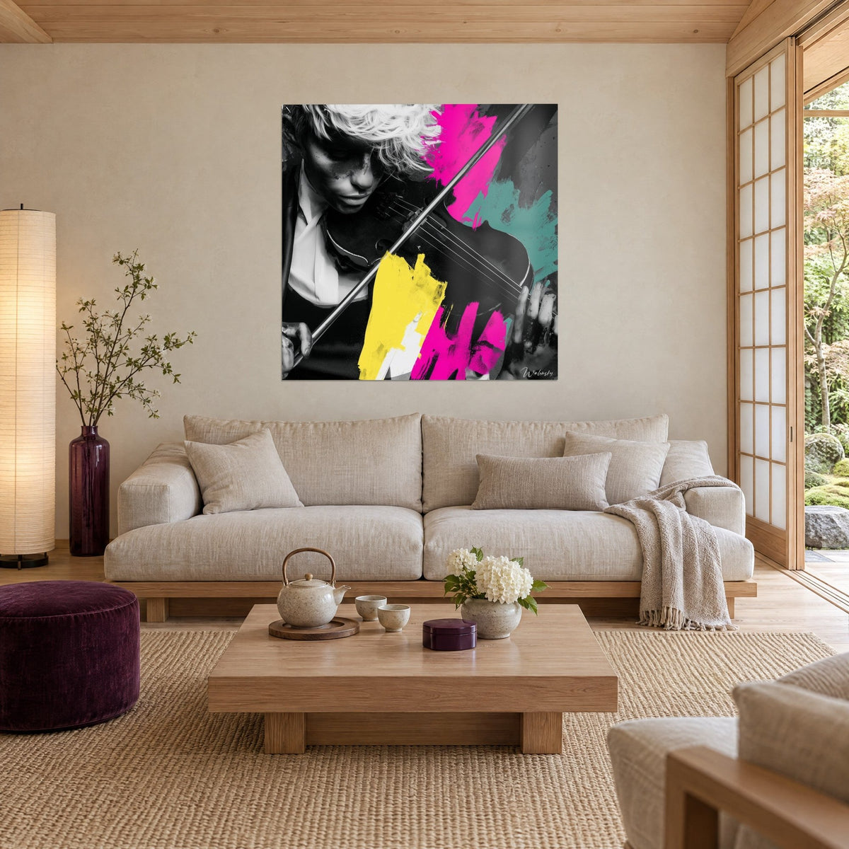 Tableau violoniste aux boucles blondes, archet argenté, éclaboussures fuchsia et jaune, au-dessus d'un canapé dans un salon lumineux