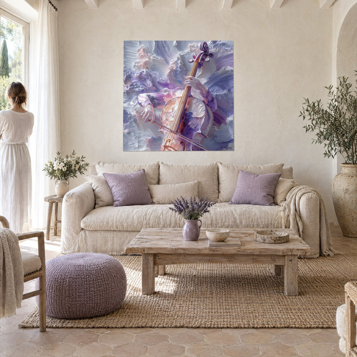 Cuadro violonchelo en empaste grueso lila y blanco, arco sostenido por manos pálidas, sobre un sofá en un salón luminoso