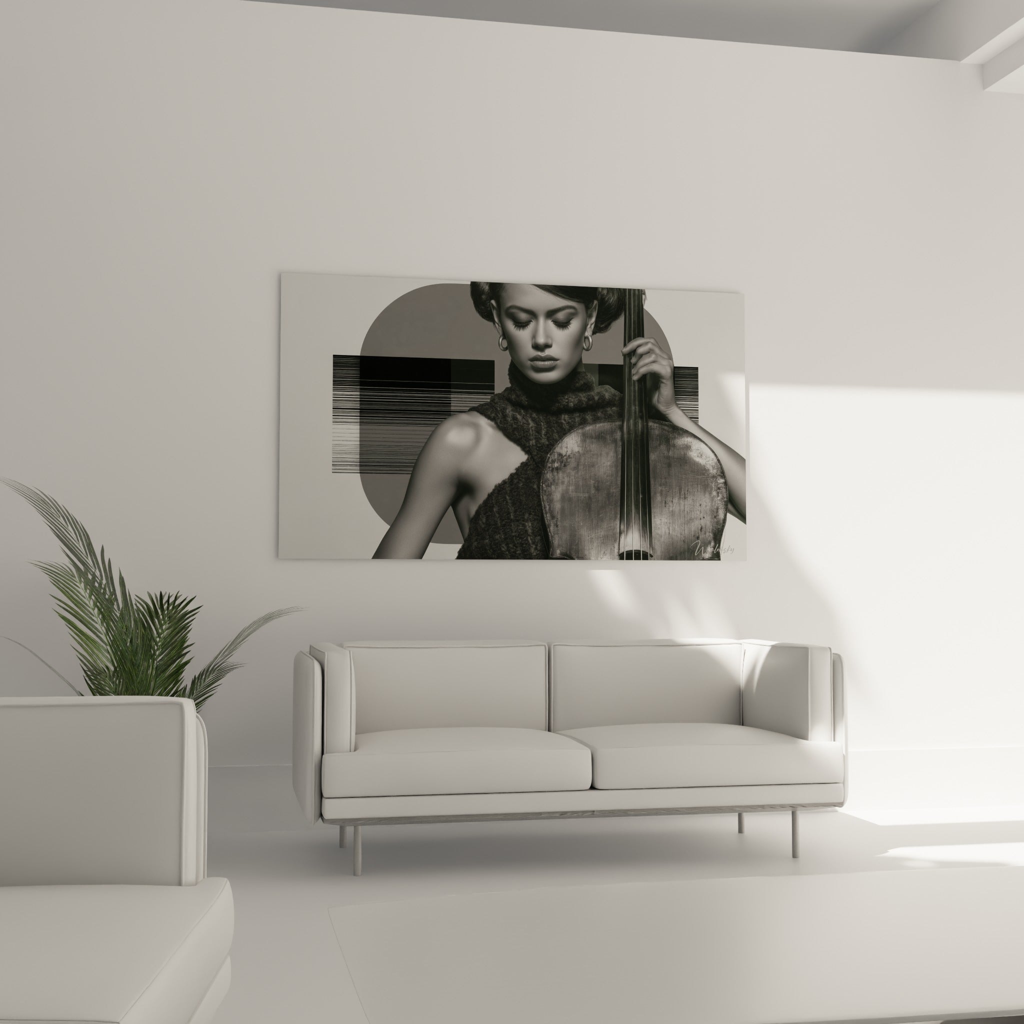 Portrait d'une violoncelliste en noir et blanc, épaule dénudée et pull torsadé, au-dessus d'un canapé dans un salon lumineux.