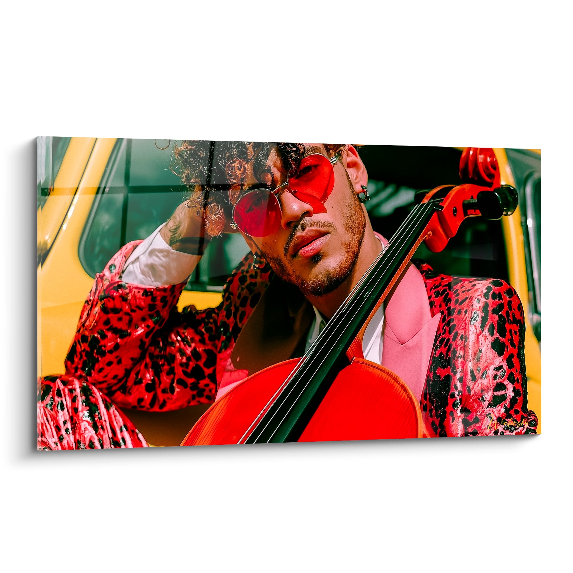 Violoncelliste en veste léopard rouge et lunettes teintées, fond jaune vif, portrait musical intense