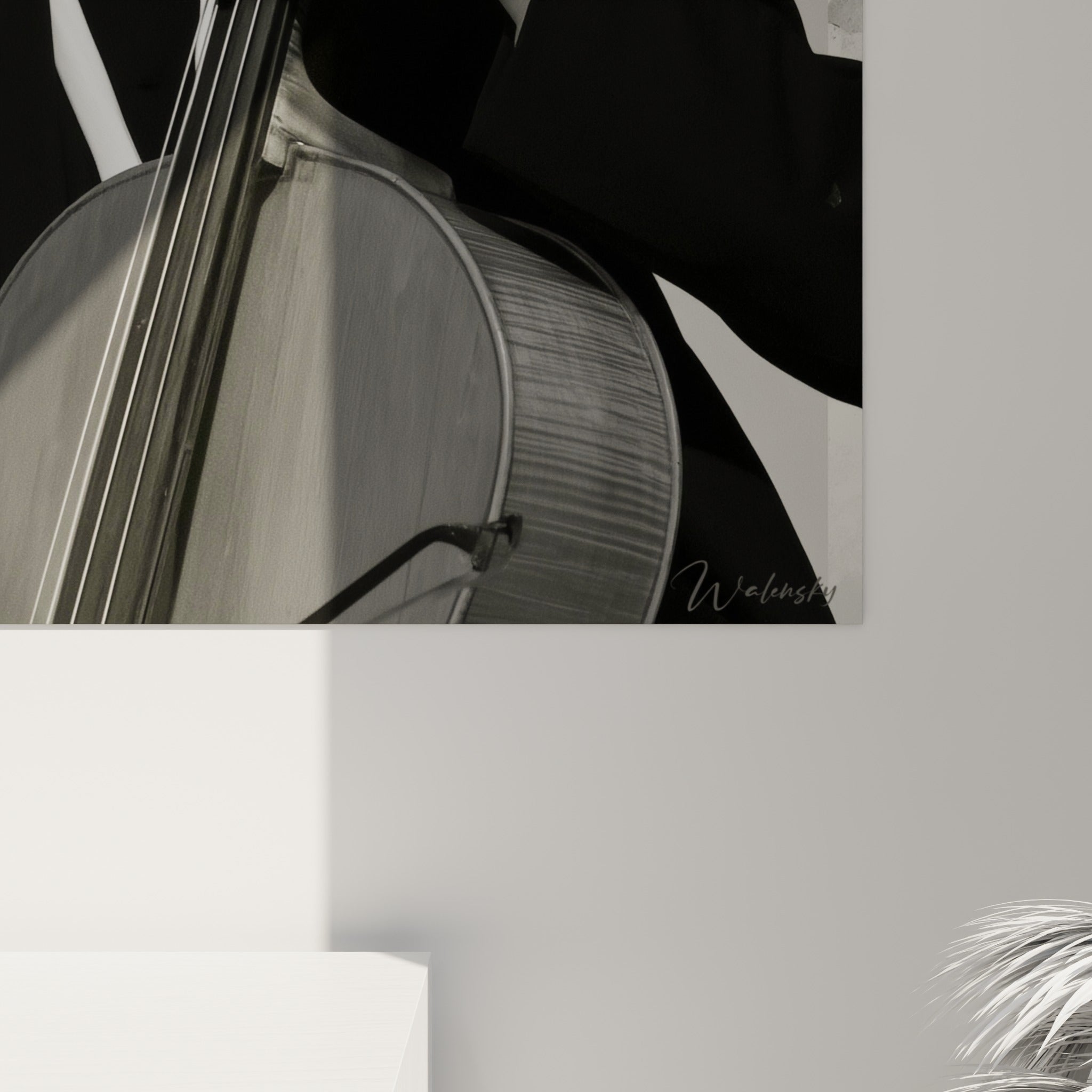 Grain photographique du portrait, superposition du rouge et du jaune sur la toile du violoncelliste