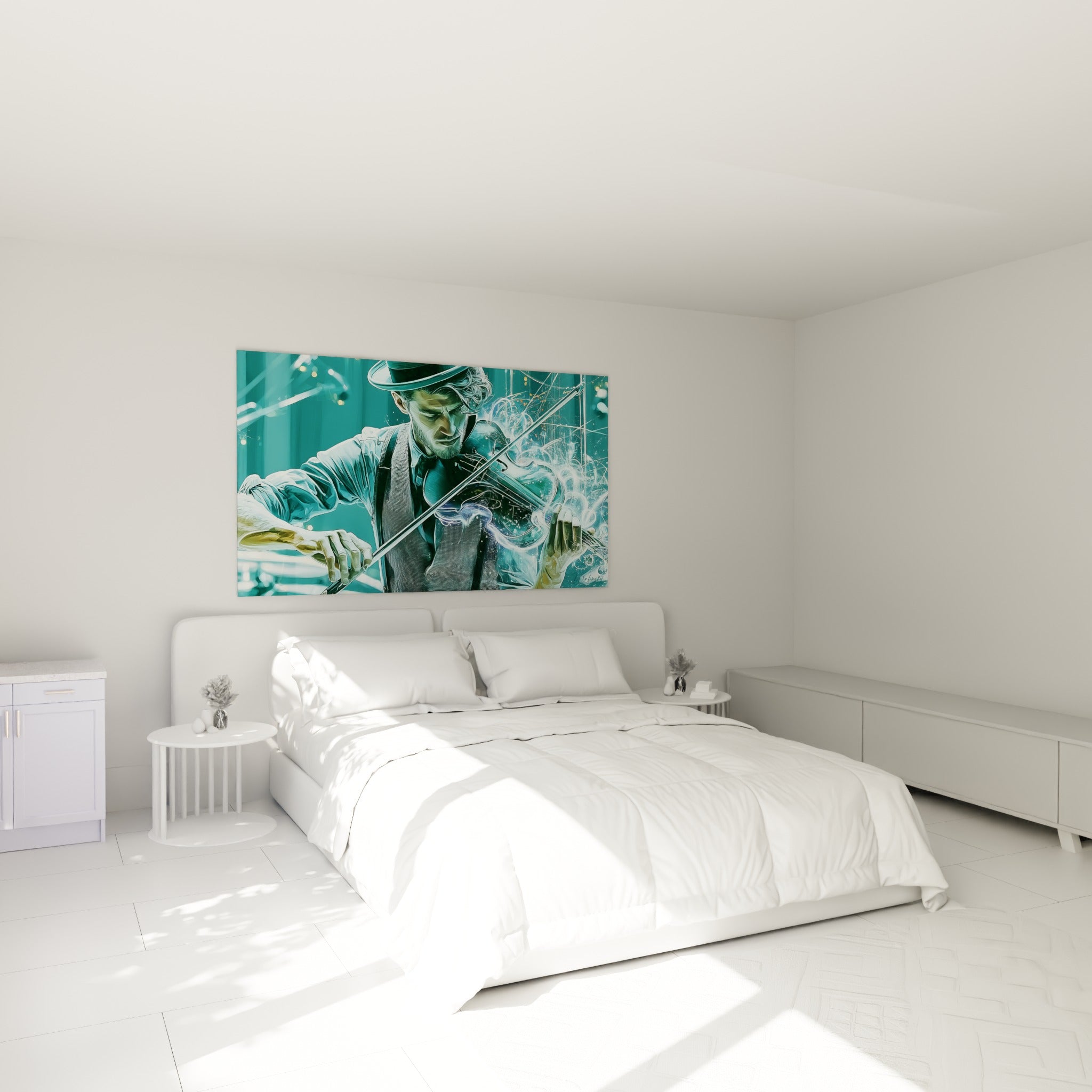 Musicien penché sur son violon aux reflets turquoise et dorés, accroché au-dessus d'un lit dans une chambre claire