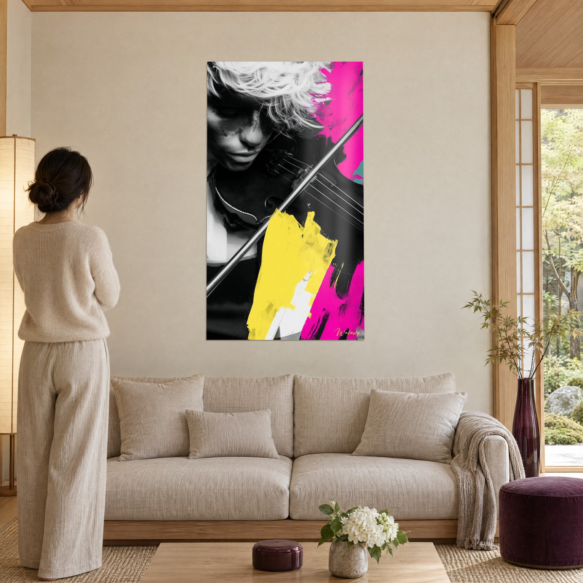 Cuadro violinista de rizos rubios, arco plateado, manchas fucsia y amarillo vivo, sobre un sofá en un salón luminoso