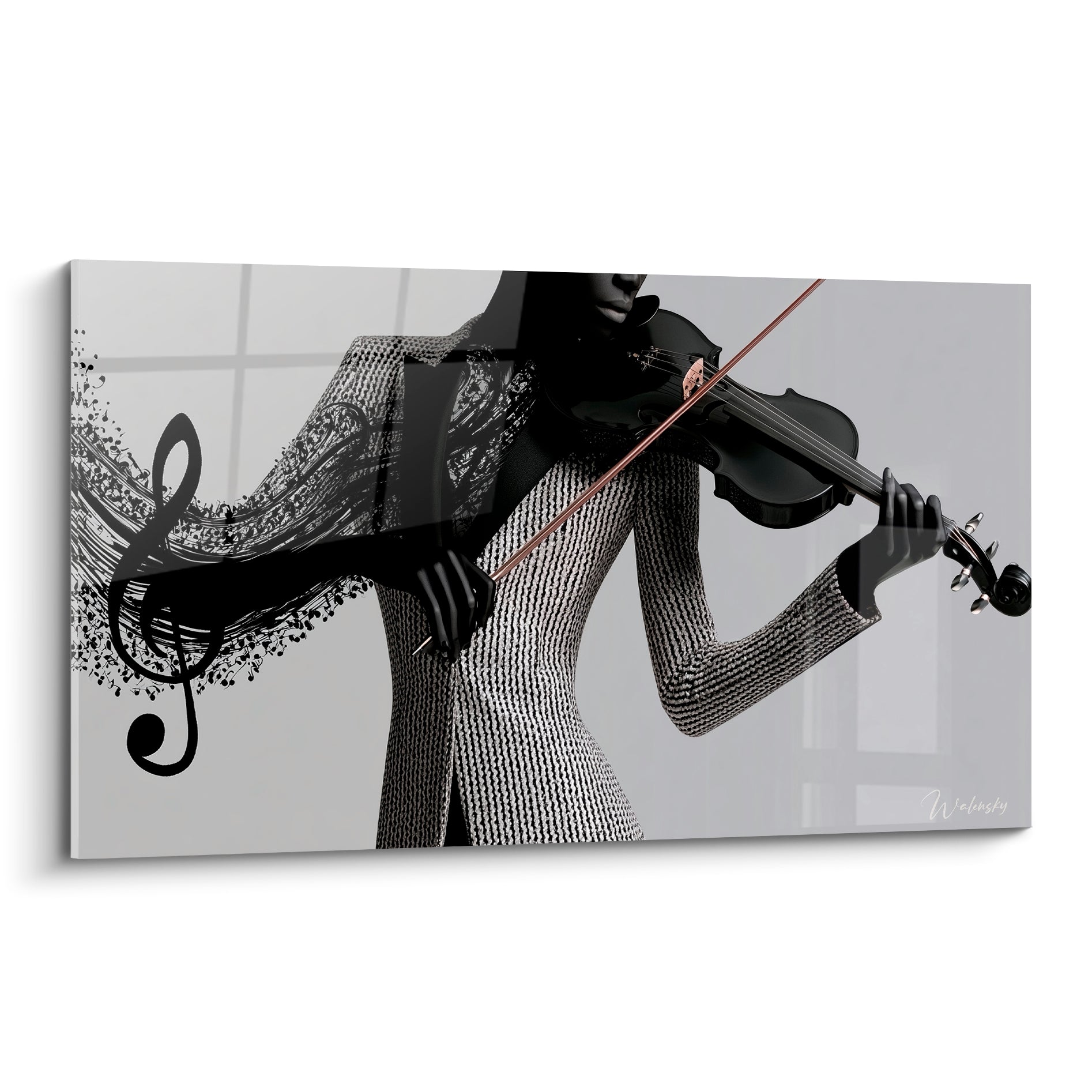 Violoniste en tenue argentée scintillante joue devant un fond gris, clé de sol noire en volutes