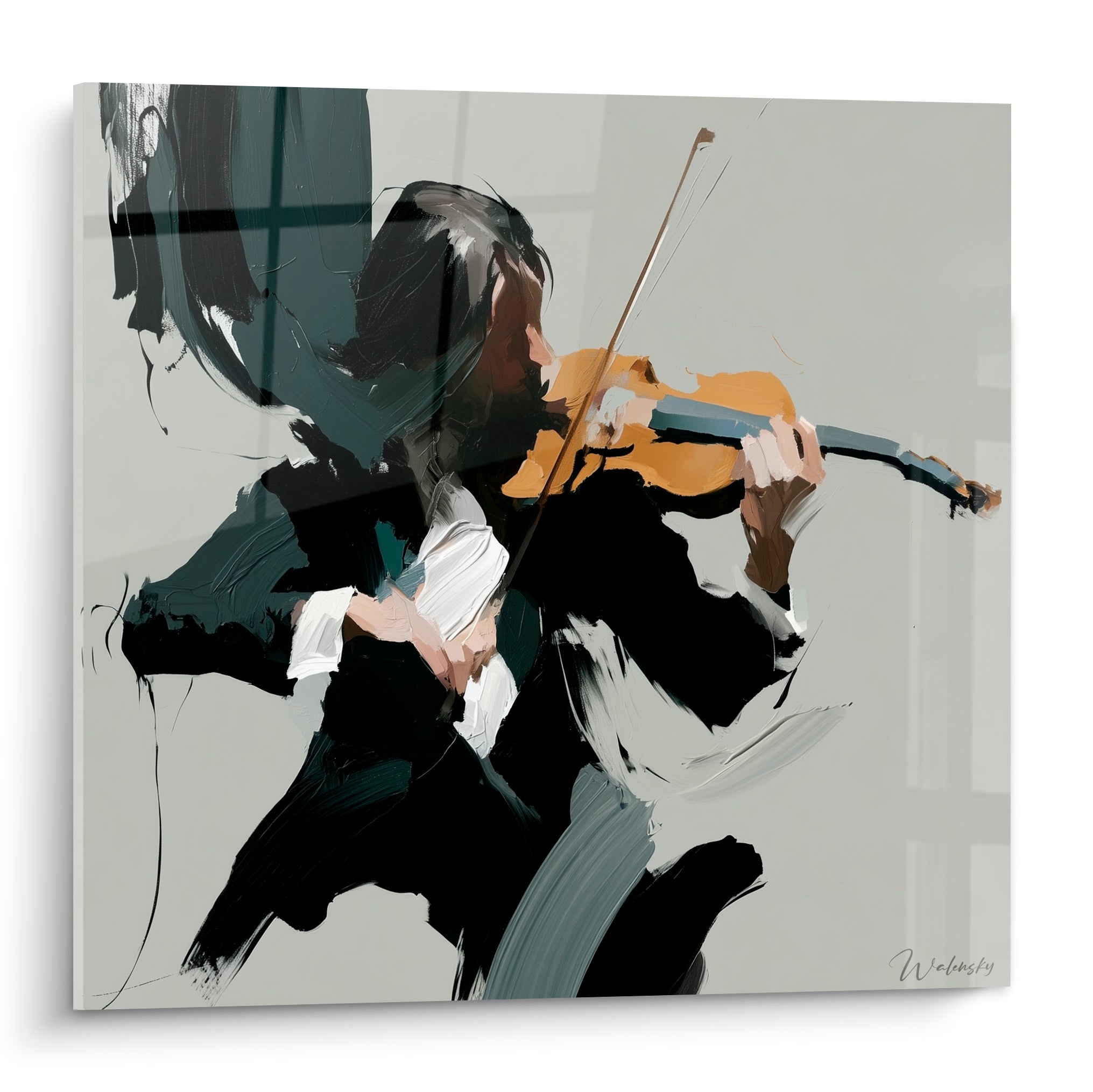 Violoniste peint en noir anthracite et doré, archet tendu, geste musical intense sur fond gris clair