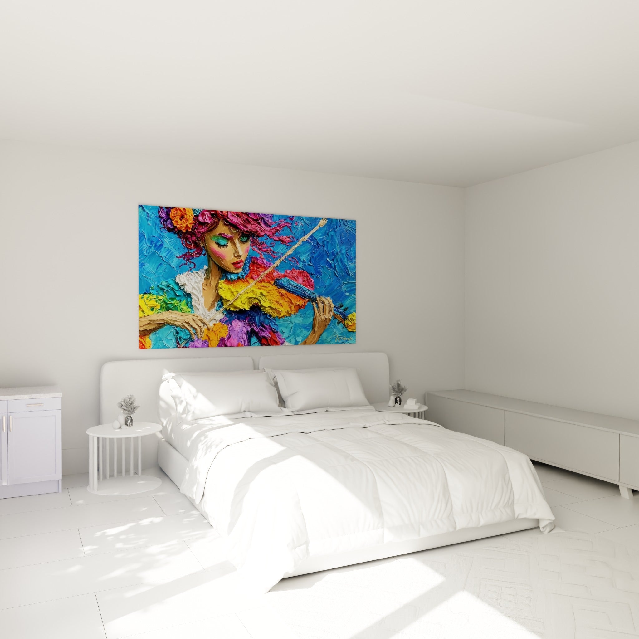 Musicienne aux yeux clos tenant son violon doré, teintes fuchsia et bleues, au-dessus d'un lit dans une chambre claire
