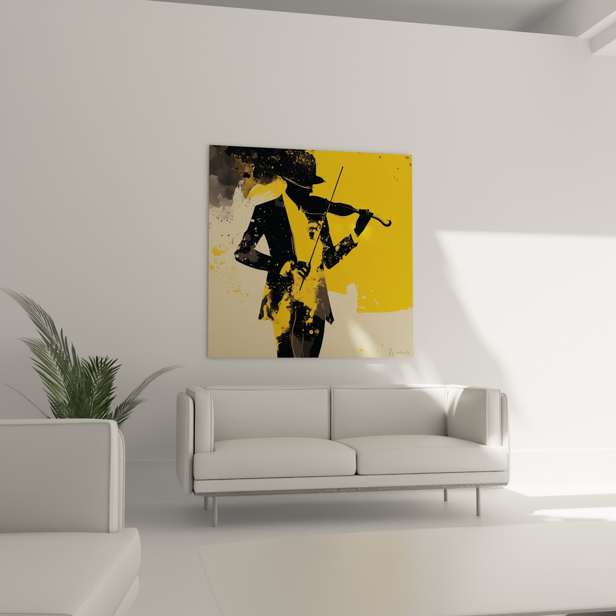 Silhouette de violoniste noire sur fond doré éclaboussé, placée au-dessus d'un canapé dans un salon lumineux