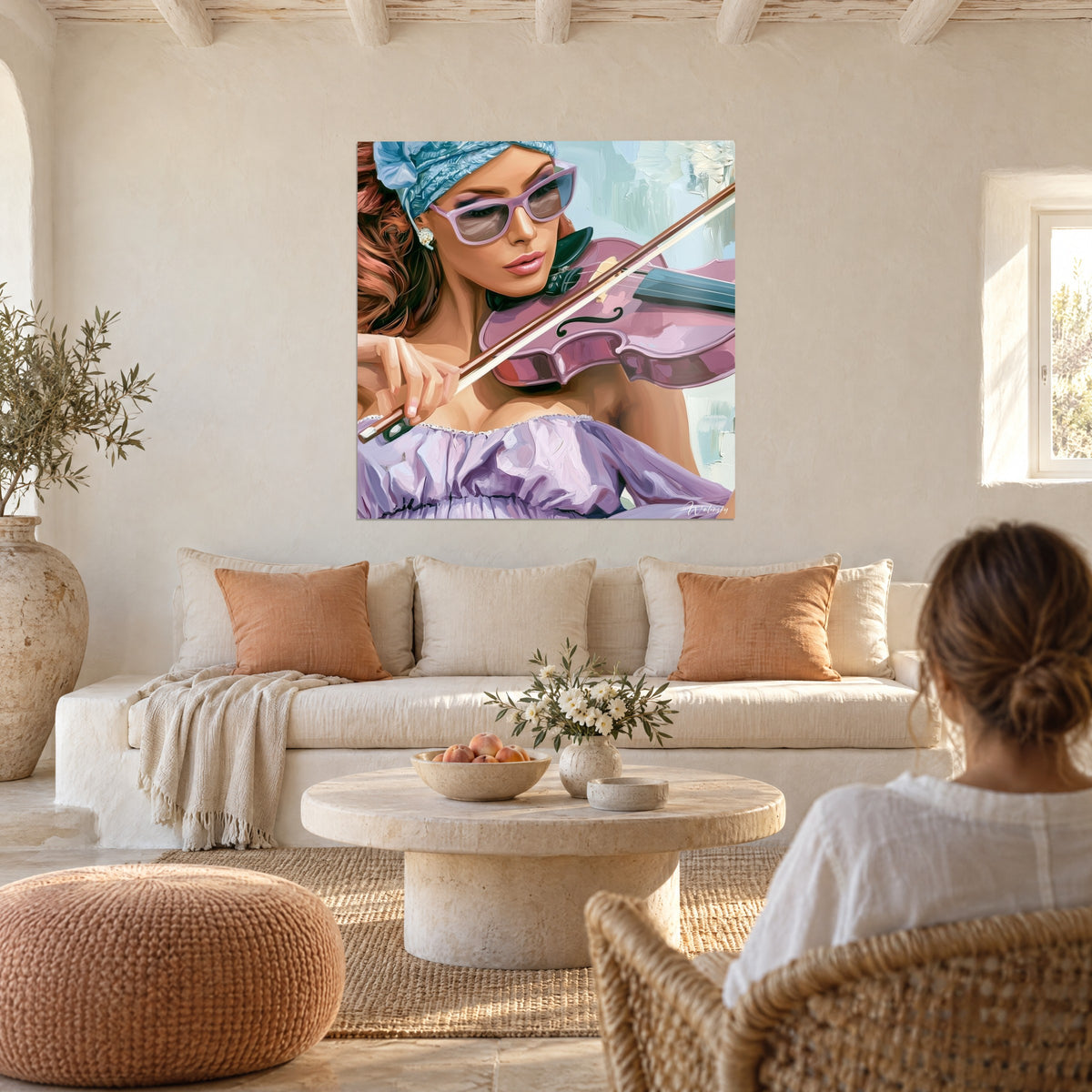Gemälde Geigerin mit rosa Brille, hellblauem Schal und malvenfarbenem Kleid, über einem Sofa in einem hellen Wohnzimmer