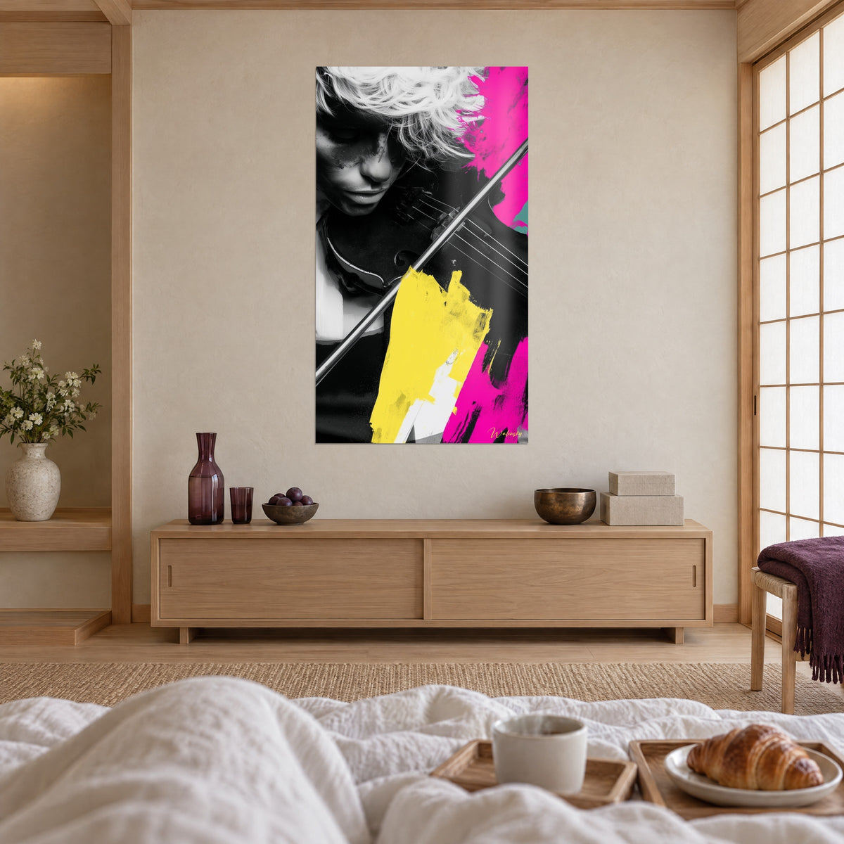 Cuadro arco sobre violín negro, planos amarillo limón y rosa vivo, colgado sobre una cama en un dormitorio luminoso