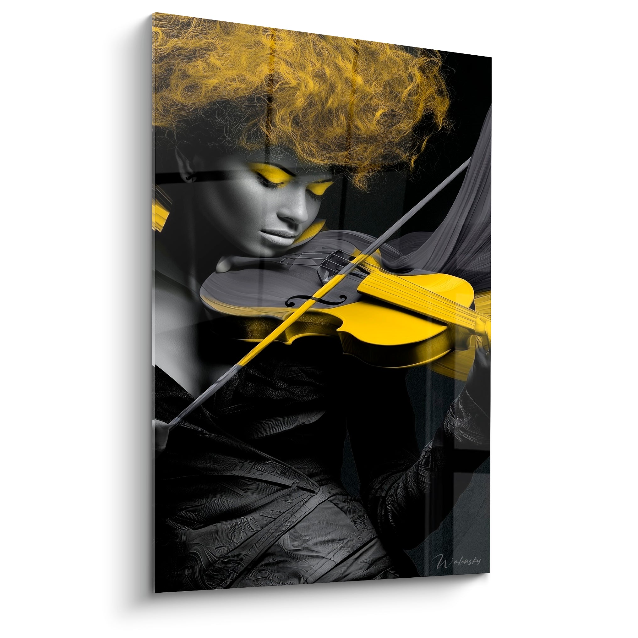 Violoniste en gros plan, chevelure jaune bouclée et violon doré sur fond anthracite dramatique
