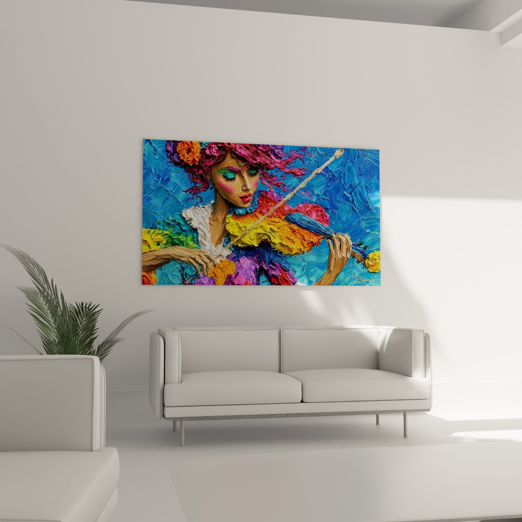 Violoniste concentrée en robe multicolore orange et violette, au-dessus d'un canapé dans un salon lumineux