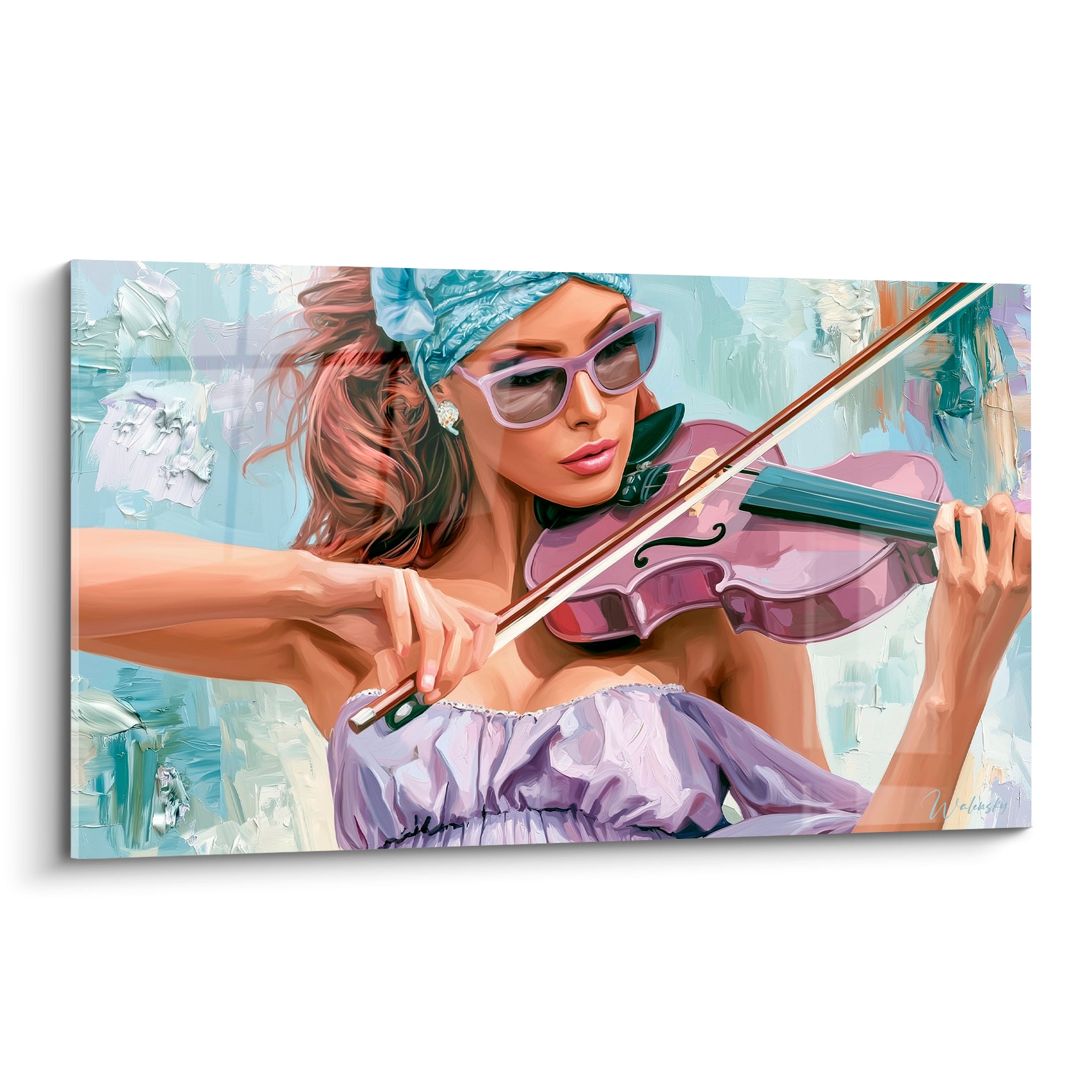 Violoniste en robe lavande et lunettes violettes joue avec passion sur fond bleu empâté