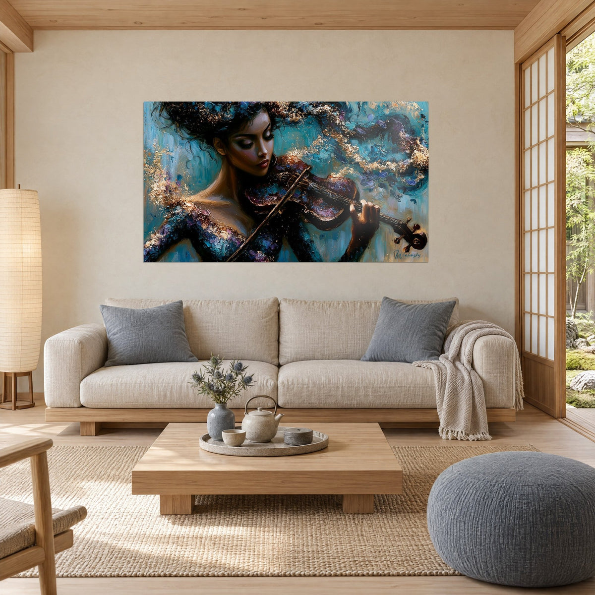 Tableau violoniste aux paupières closes, chevelure turquoise éclaboussée d'or, au-dessus d'un canapé dans un salon lumineux
