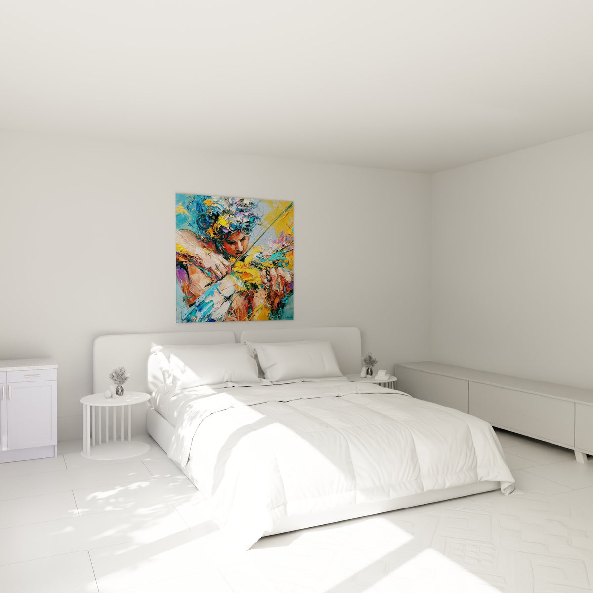 Musicien absorbé jouant du violon, tons bleu ciel et jaune vif, accroché au-dessus d'un lit dans une chambre claire.