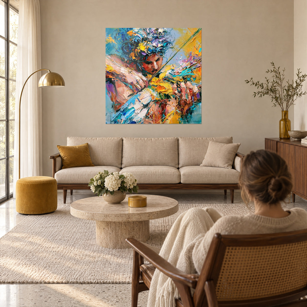 Tableau violoniste aux boucles bleues et fleurs, archet vert tendu, jaune et turquoise, au-dessus d'un canapé dans un salon lumineux