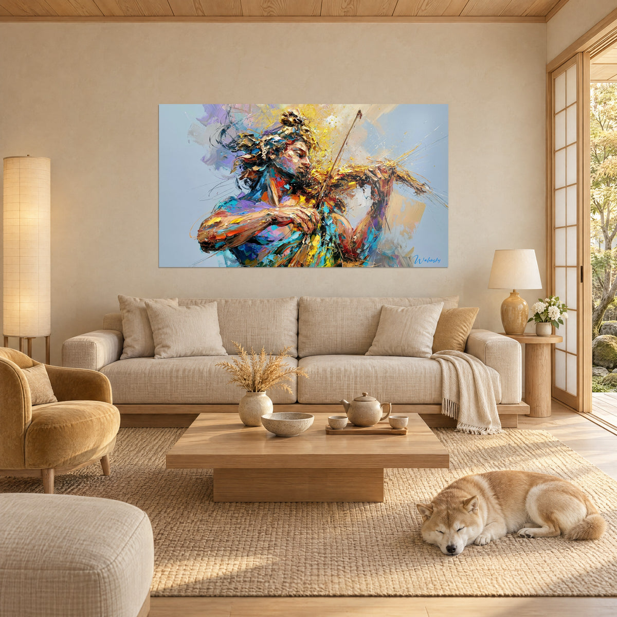 Cuadro violinista en explosiones de oro y azul, arco levantado, colgado en un salón beige, Shiba dormido encima de un sofá en un salón luminoso