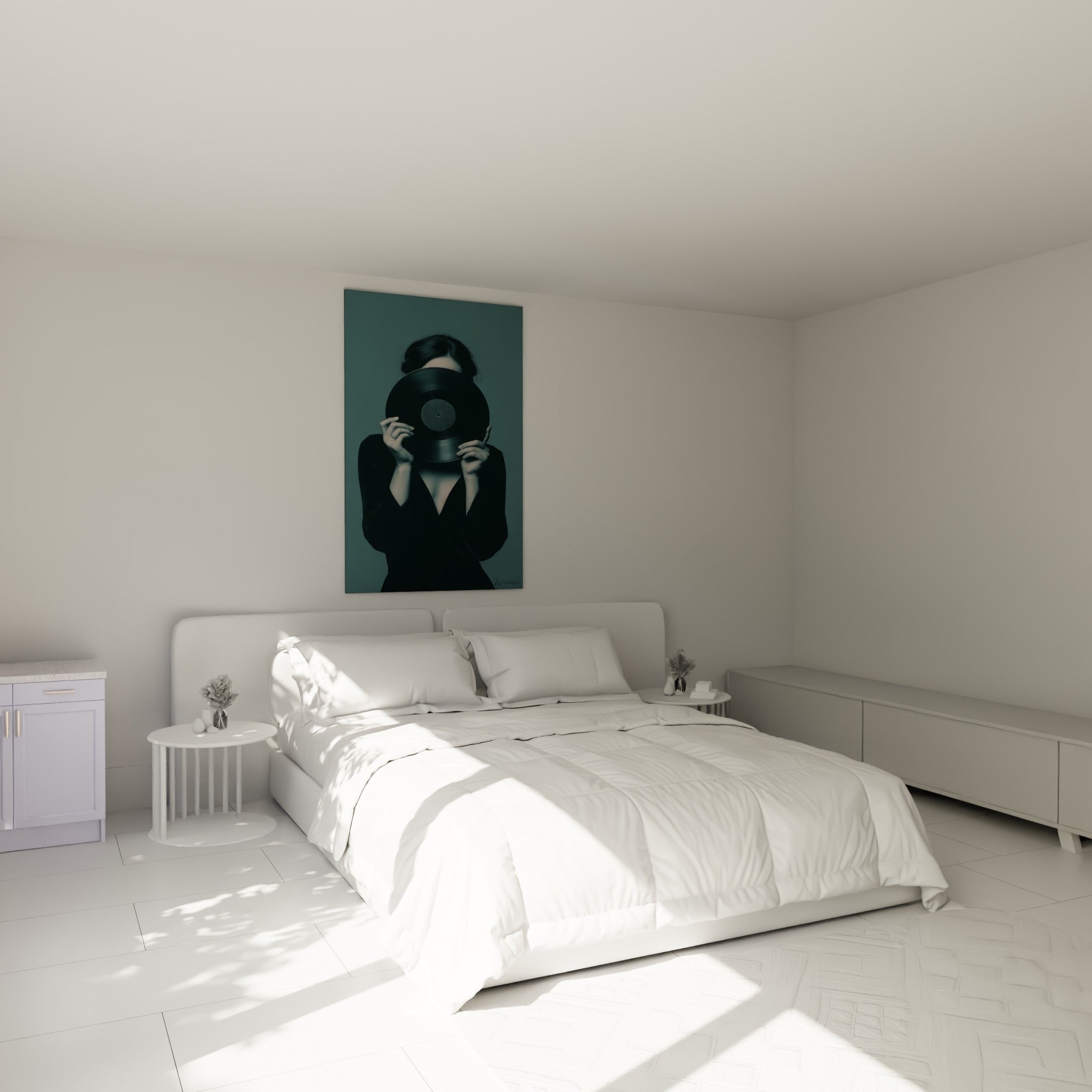 Femme masquée par un disque vinyle noir, tons bleu ardoise, au-dessus d'un lit dans une chambre claire