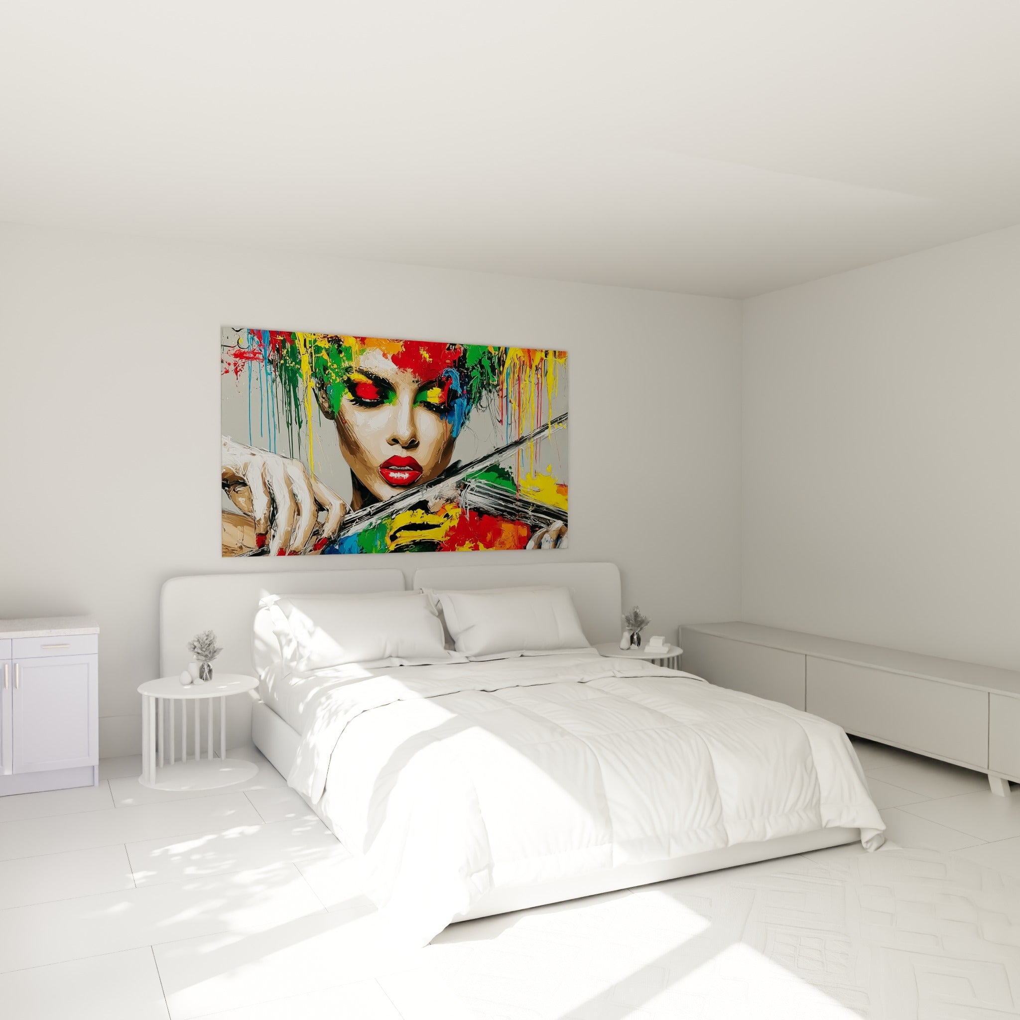 Portrait coloré d'une musicienne aux teintes rouge et bleu, au-dessus d'un lit dans une chambre claire