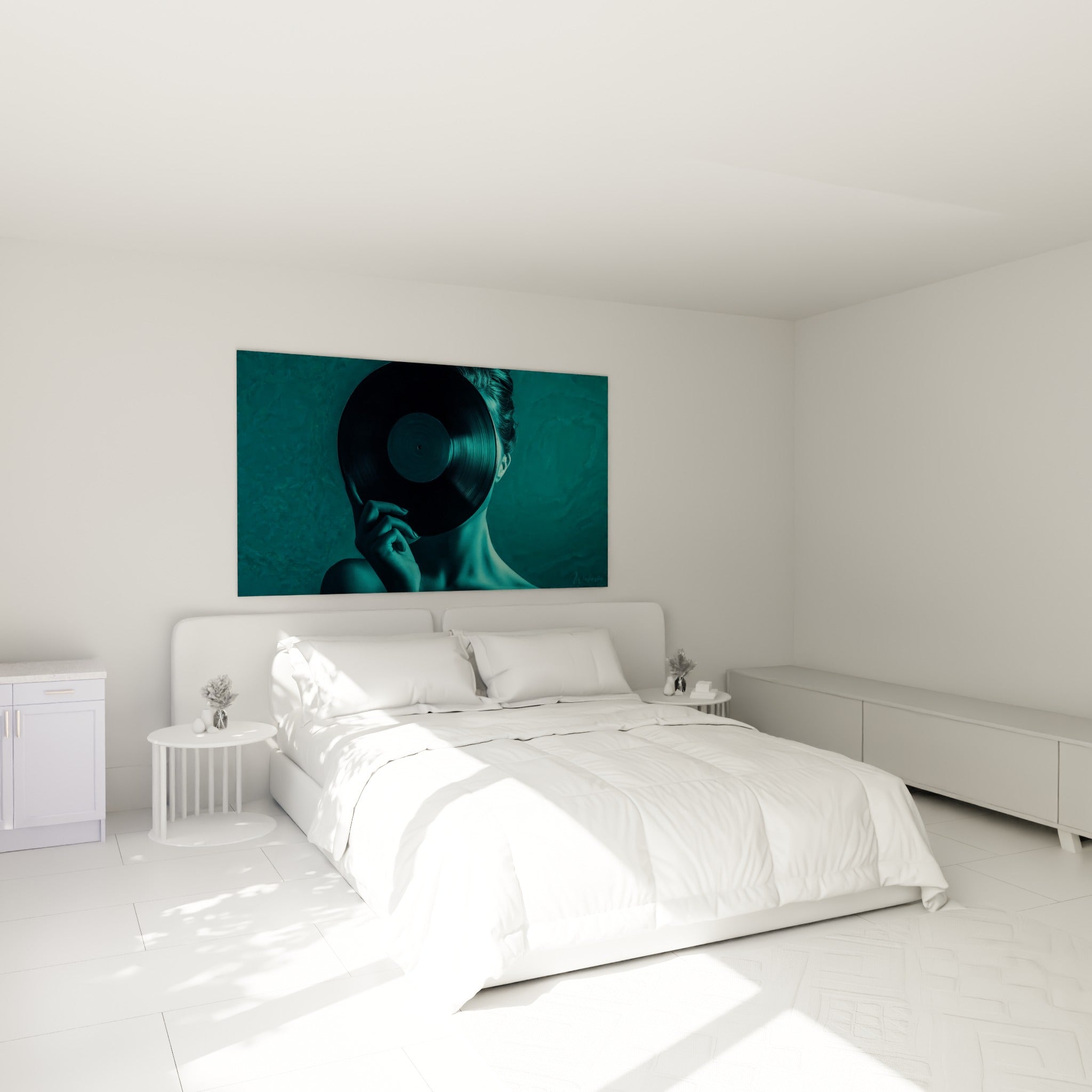 Portrait masqué par un disque noir aux reflets bleu sarcelle, au-dessus d'un lit dans une chambre claire