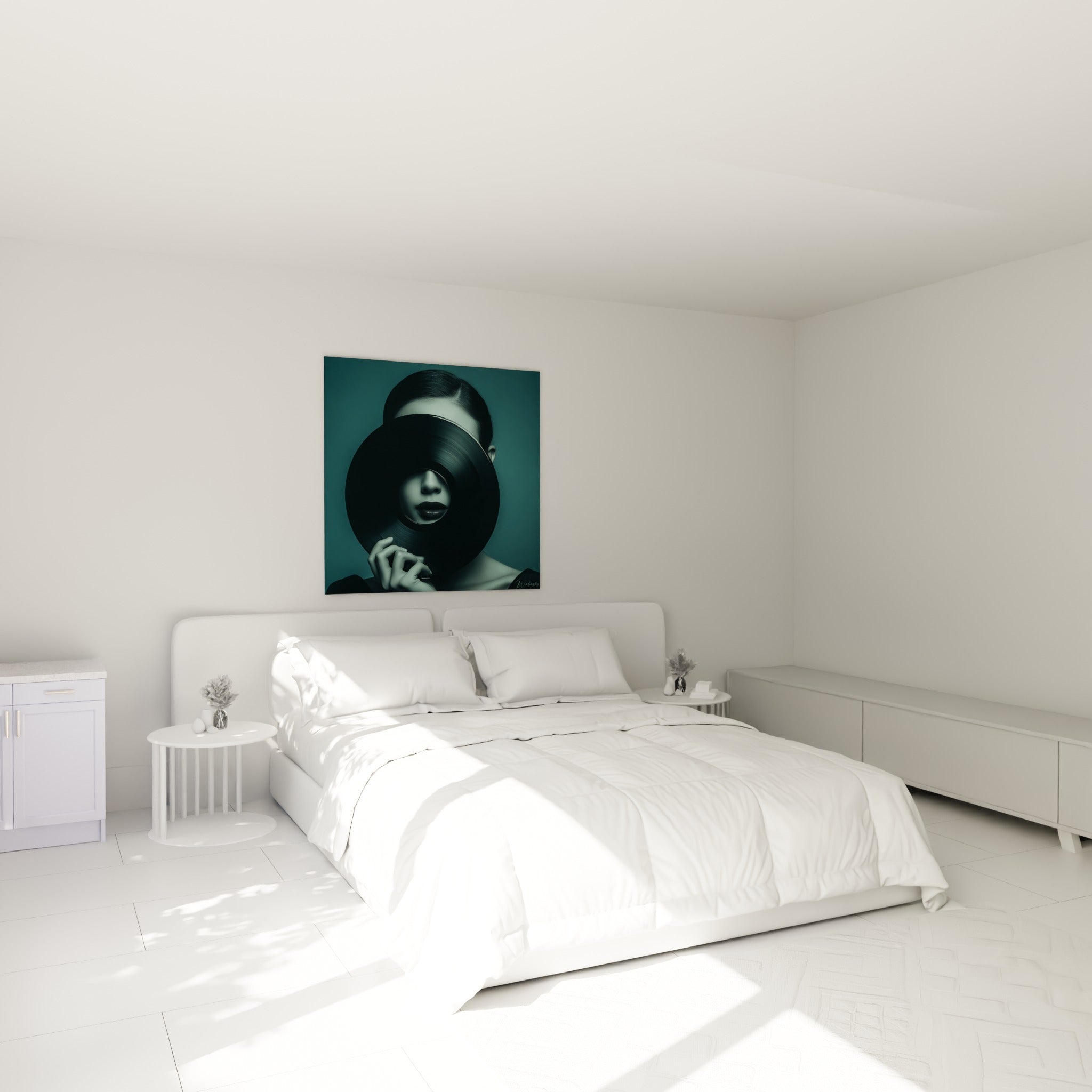 Portrait Musique dissimulé par un disque noir et bleu pétrole, au-dessus d'un lit dans une chambre claire