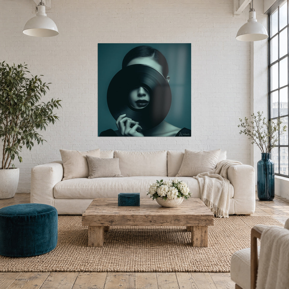 Schilderij Zwarte vinylplaat die het gezicht van een vrouw verbergt, petrolblauwe achtergrond, donkere lippen, boven een bank in een lichte woonkamer