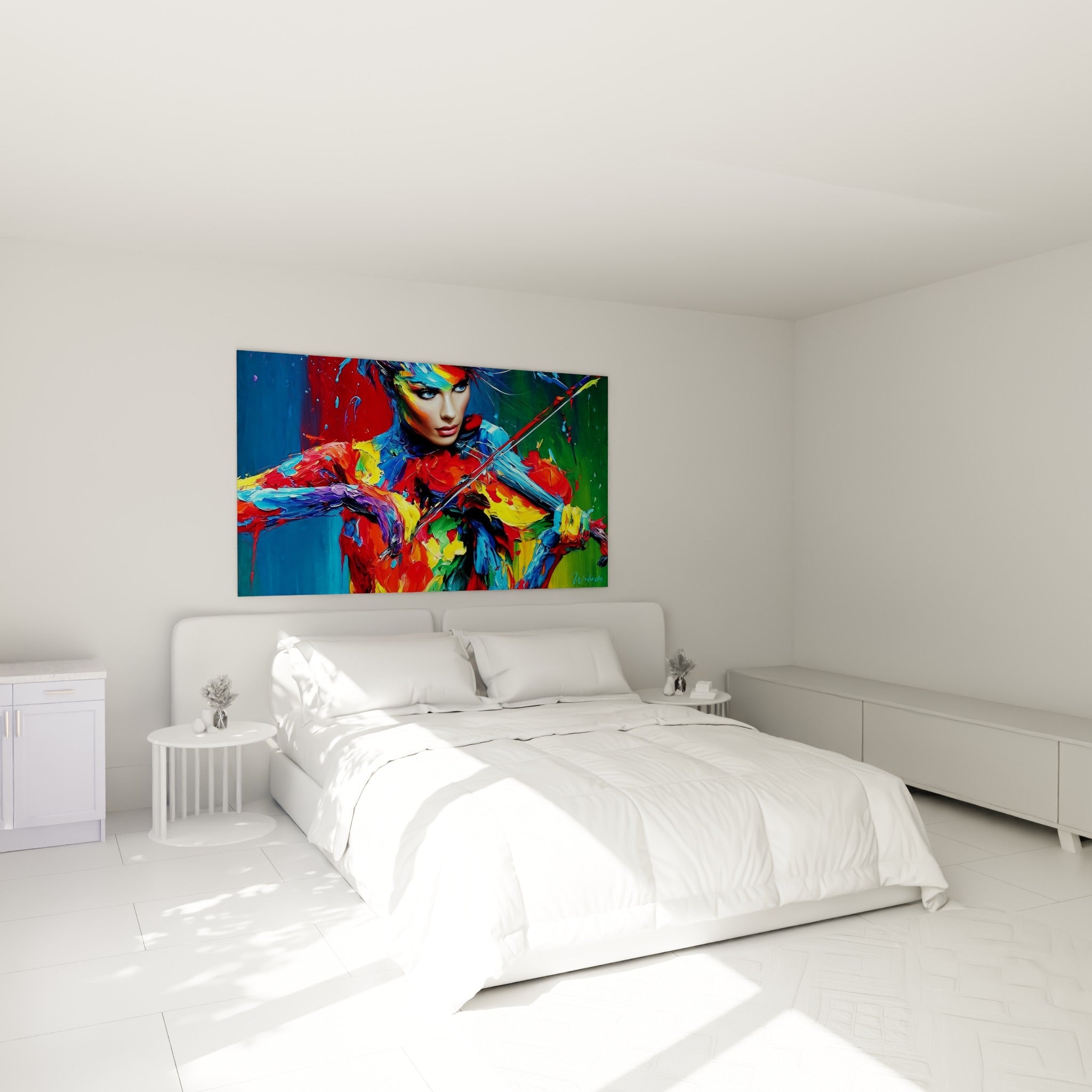 Violoniste multicolore au geste suspendu, bleu roi et rouge intense, au-dessus d'un lit dans une chambre claire