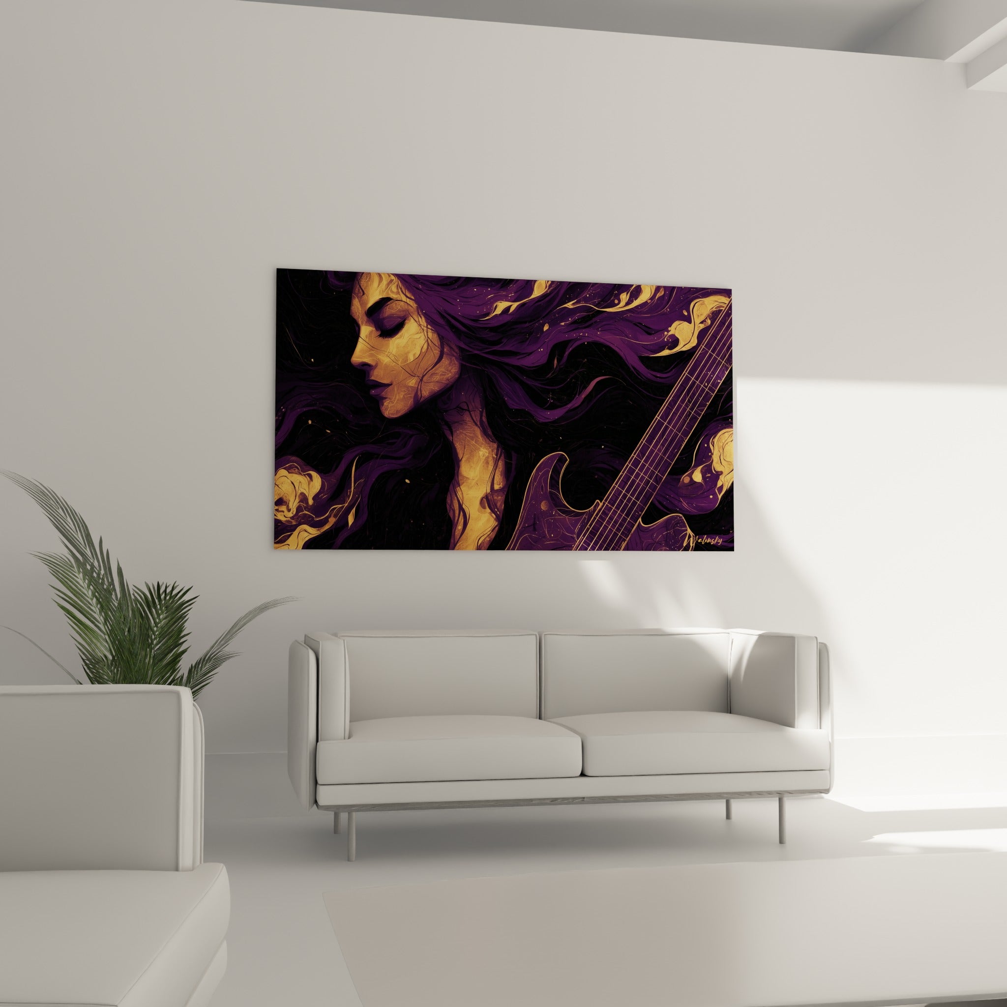Visage aux traits dorés se fondant dans des volutes violettes et noires, au-dessus d'un canapé dans un salon lumineux