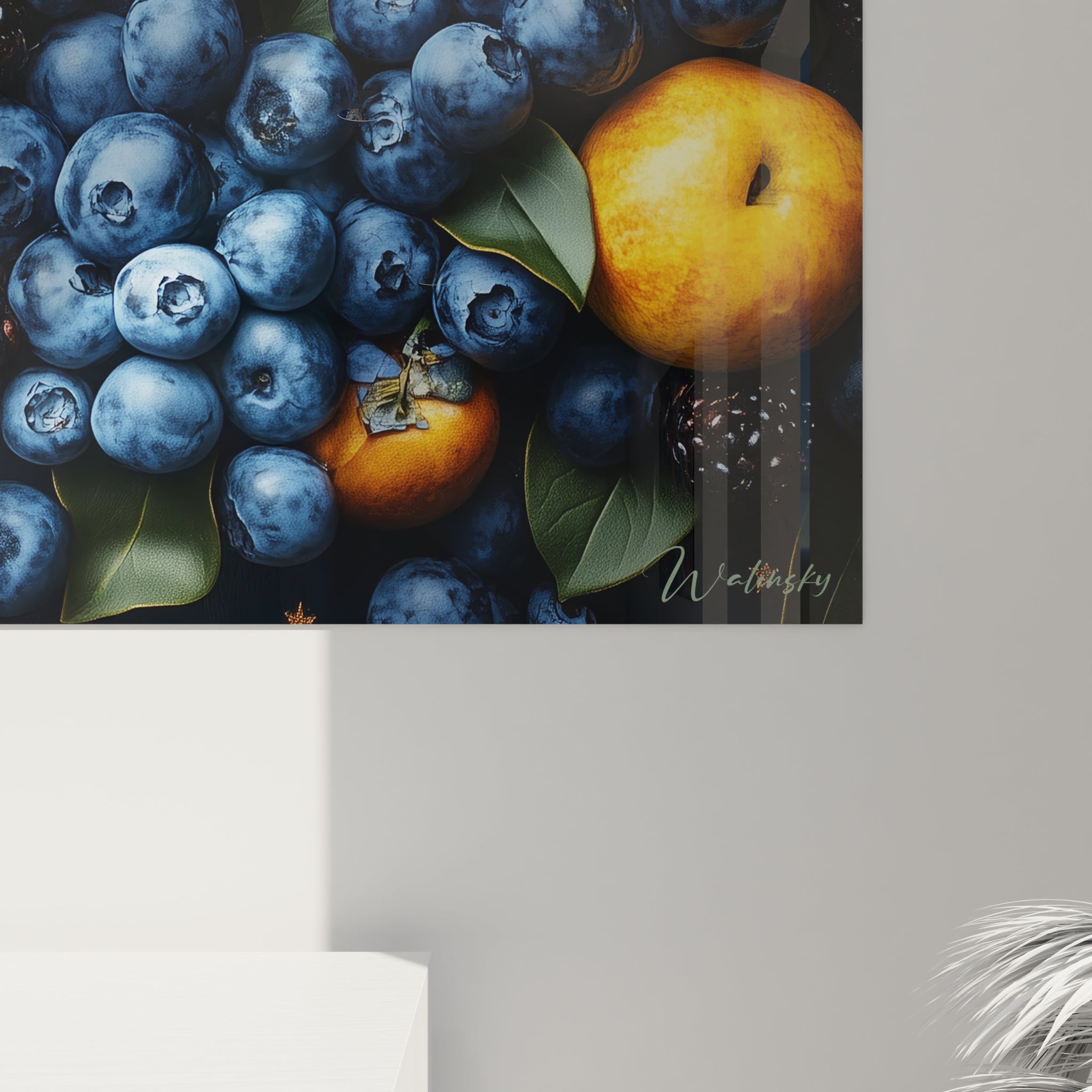 Un tableau baies nocturnes illustrant un assortiment harmonieux de myrtilles, mûres et pommes dorées sur un fond bleu nuit texturé en mouvements circulaires, ponctué d'étoiles dorées et rehaussé de feuilles vertes fraîches.
