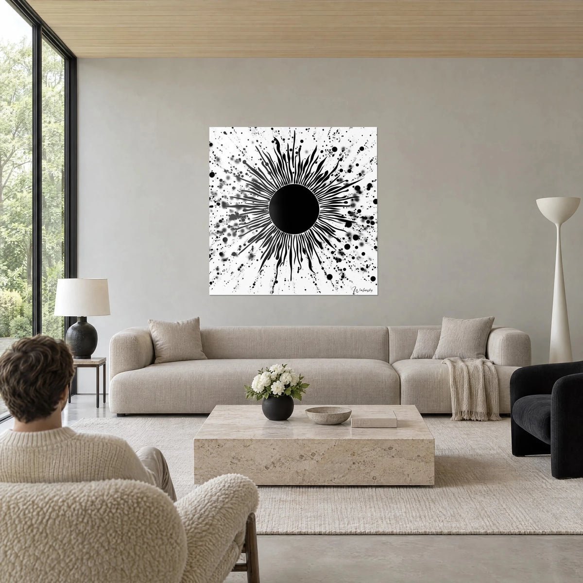 Gemälde schwarze Sonne bei Finsternis mit schlanken Strahlen und schwarzen Spritzern auf weißem Grund, über einem Sofa in einem hellen Wohnzimmer