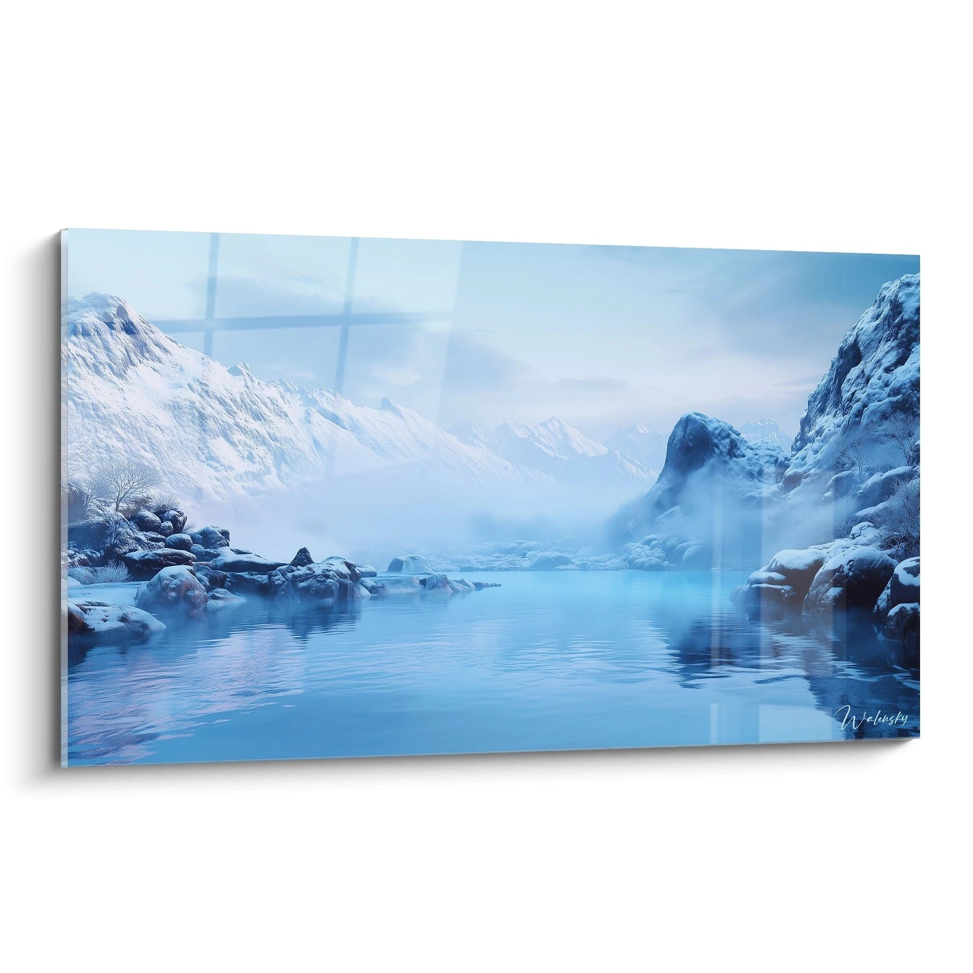 Un tableau montagne représentant un paysage hivernal avec un lac alpin reflétant des sommets enneigés, dominé par des tons bleus glacés et blancs, avec une brume éthérée créant une atmosphère de sérénité froide.
