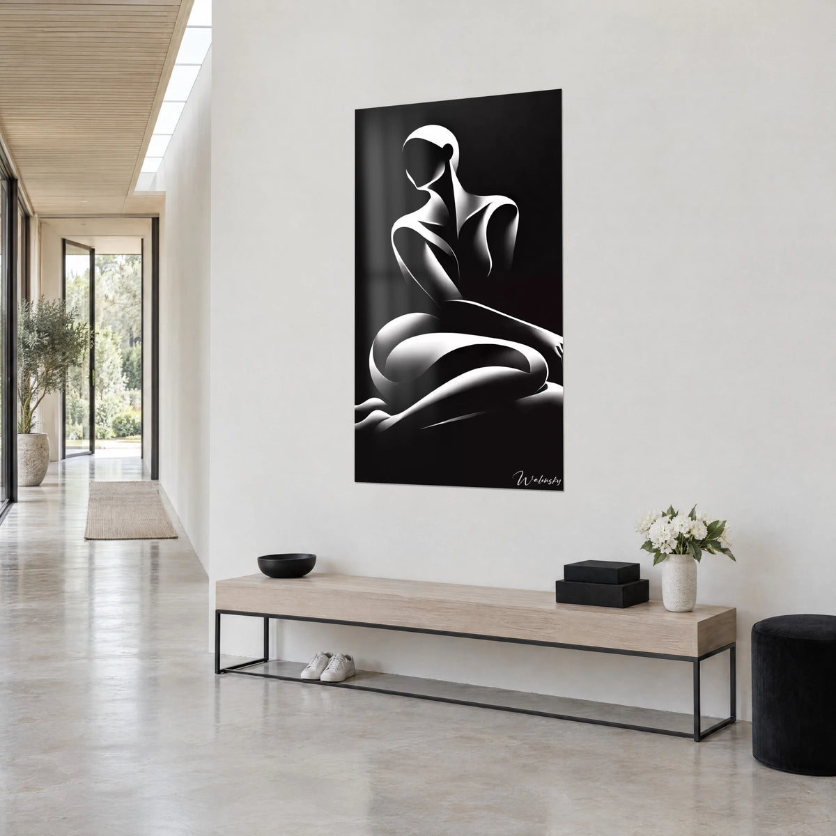 Tableau figure assise aux courbes d'ivoire jaillissant d'un fond d'encre, console beige et fleurs blanches, couloir lumineux