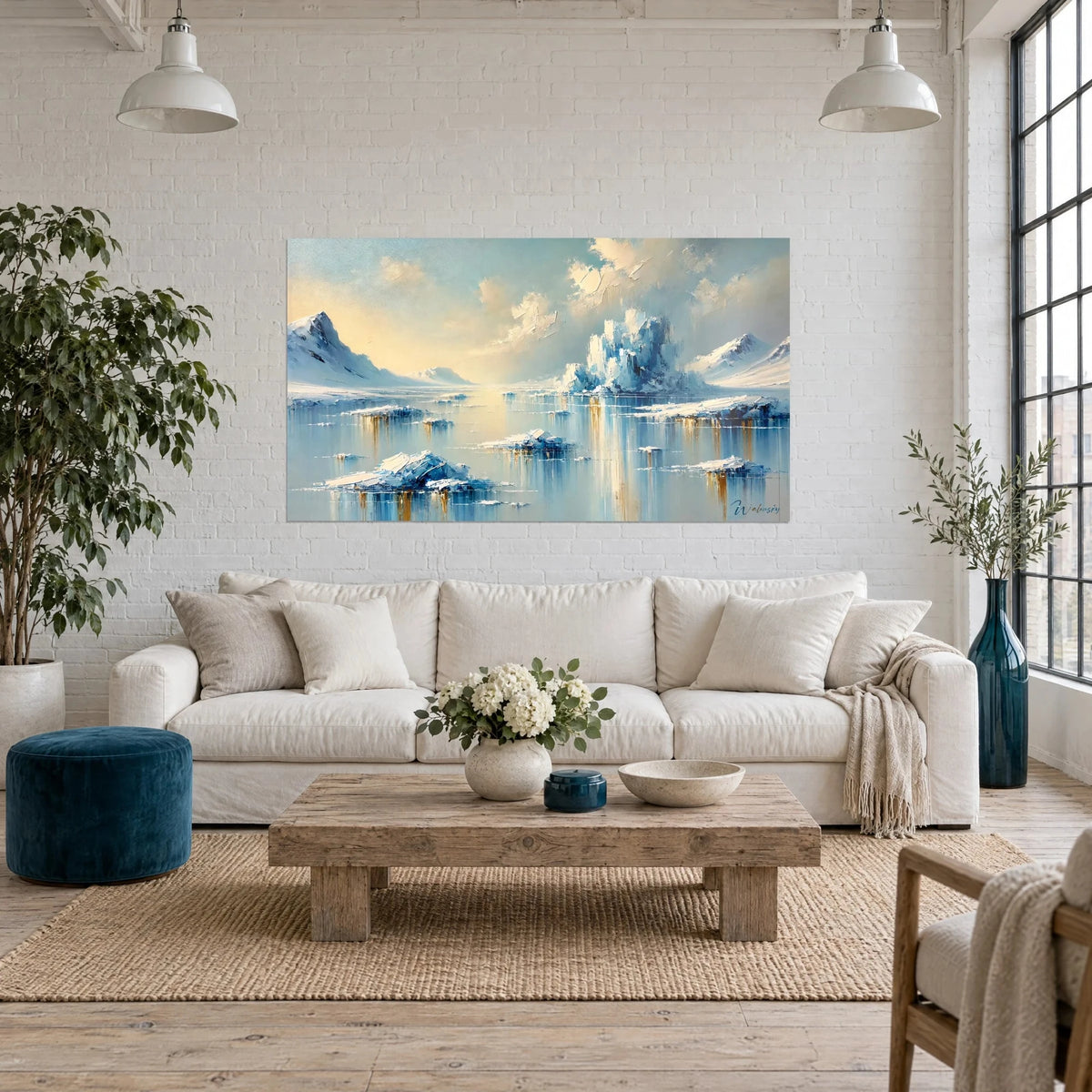 Gemälde Eisscholle in bläulichen Tönen mit kristallinen Eiskanten, cremefarbener und goldener Himmel, über einem Sofa in einem hellen Wohnzimmer aufgehängt