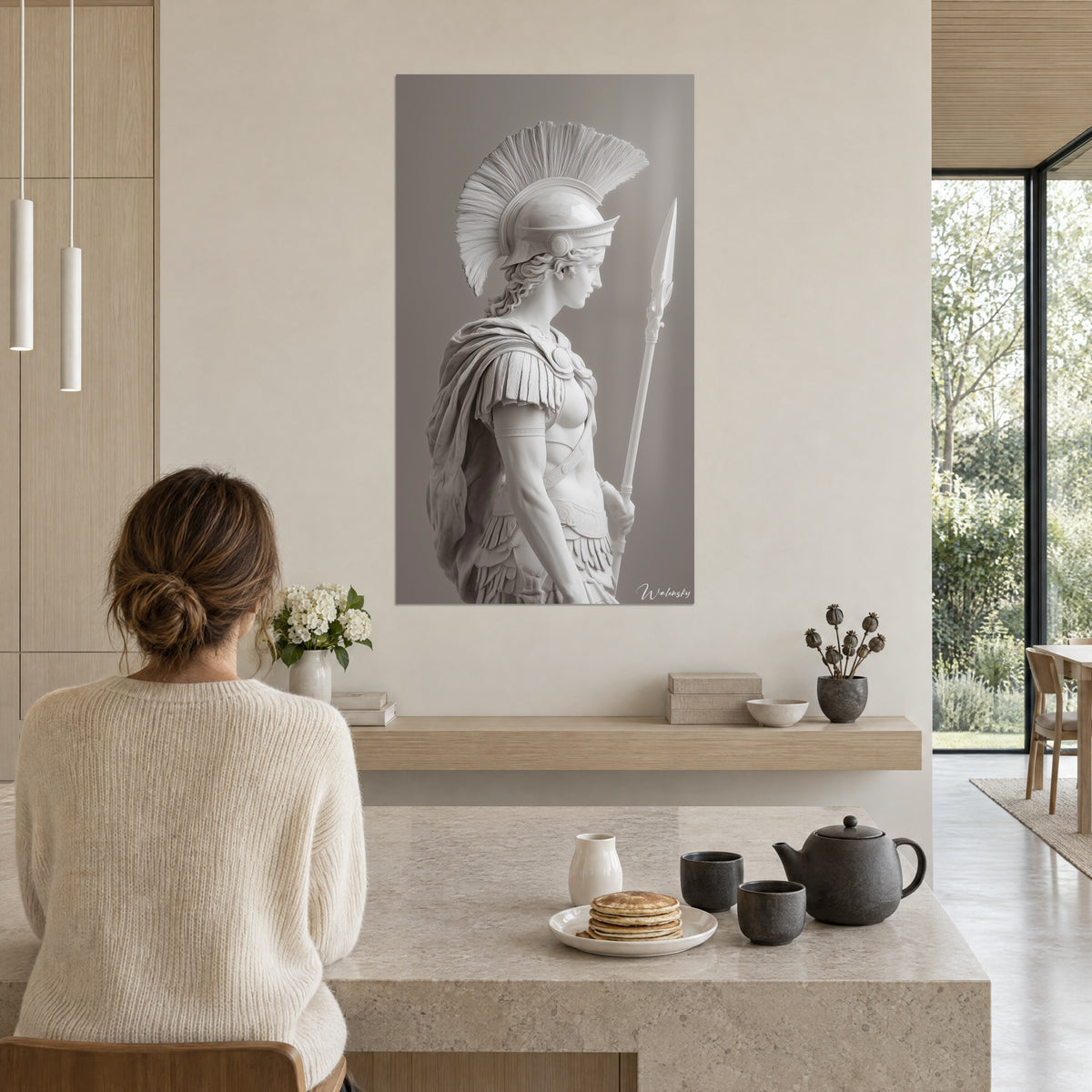 Cuadro de una escultura de Atenea con lanza, rizos de mármol blanco y fondo gris marrón, en la pared de una cocina abierta al jardín
