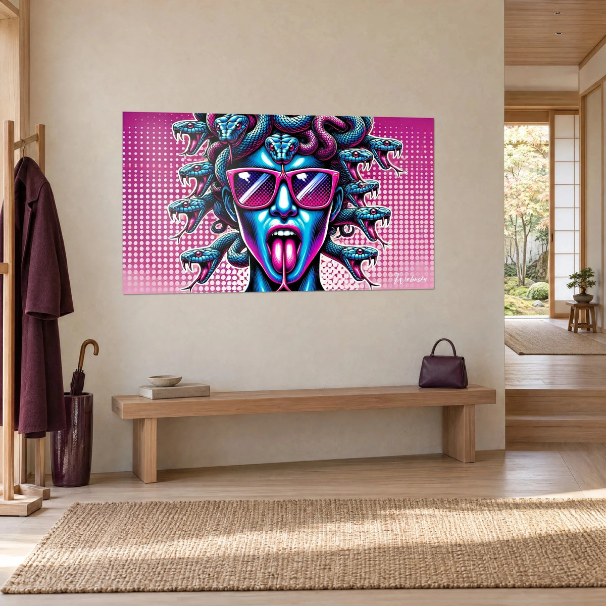 Cuadro gorgona de rostro turquesa y gafas fucsia, cabellera de víboras de colmillos blancos, sobre una pared beige junto a un banco de madera
