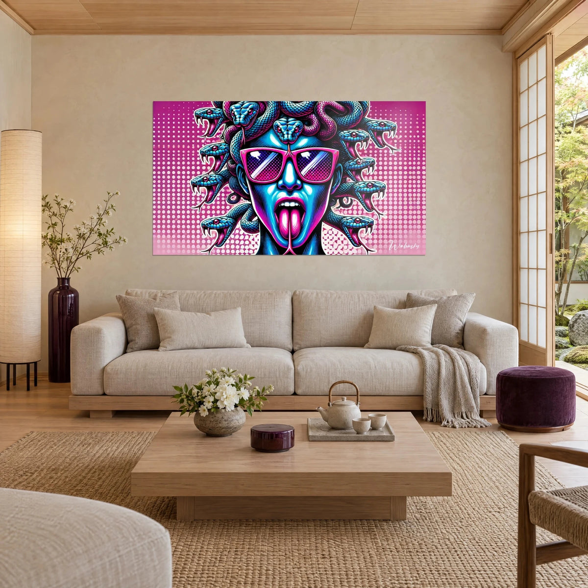 Cuadro Medusa pop con serpientes azul eléctrico, gafas rosas y lengua bífida sobre fondo rosa con trama, encima de un sofá en un salón luminoso