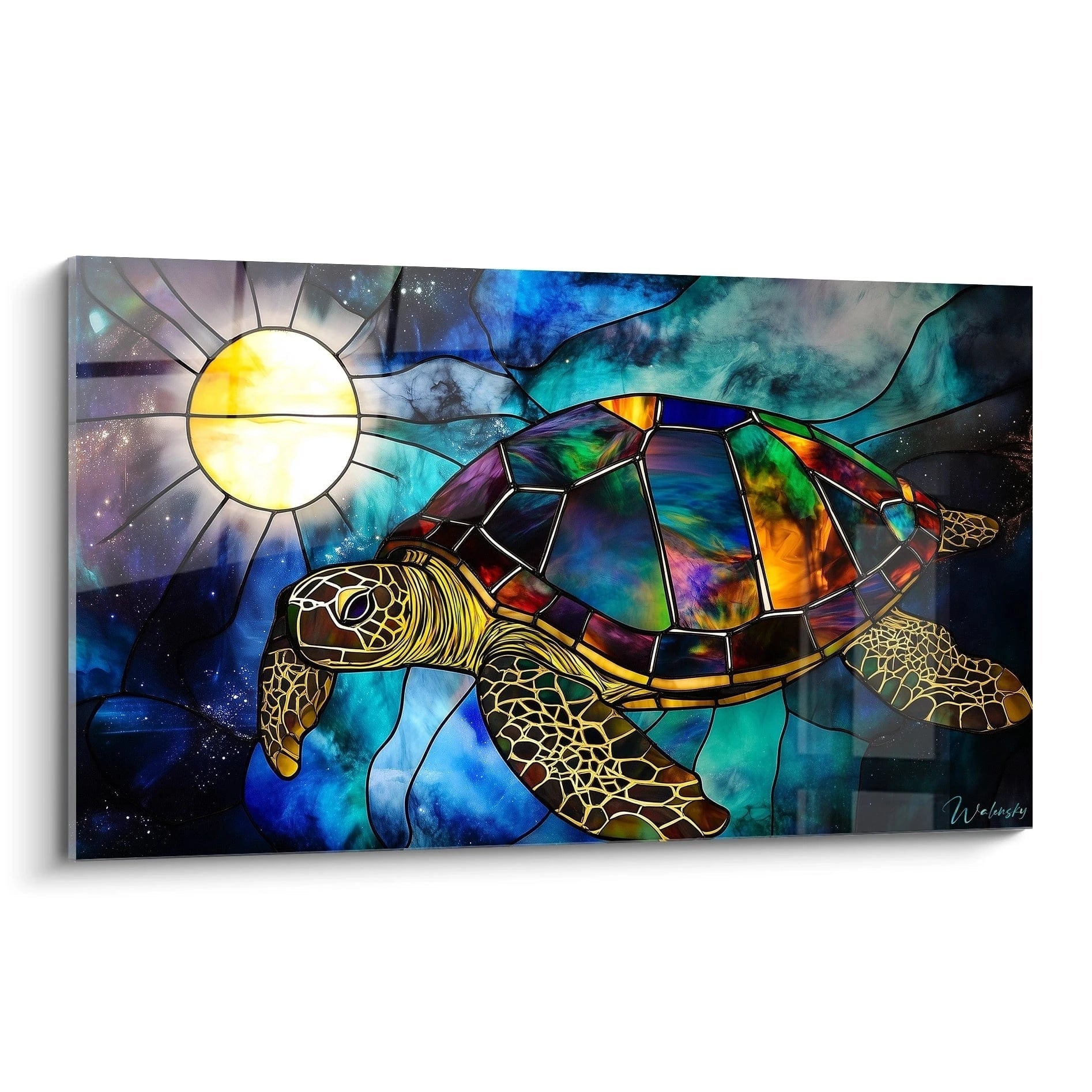 Un tableau vitrail représentant une tortue marine dorée nageant dans un océan aux tons bleus et turquoise, avec un soleil lumineux rayonnant dans le coin supérieur gauche, créant des effets prismatiques à travers les segments colorés délimités par des lignes noires.
