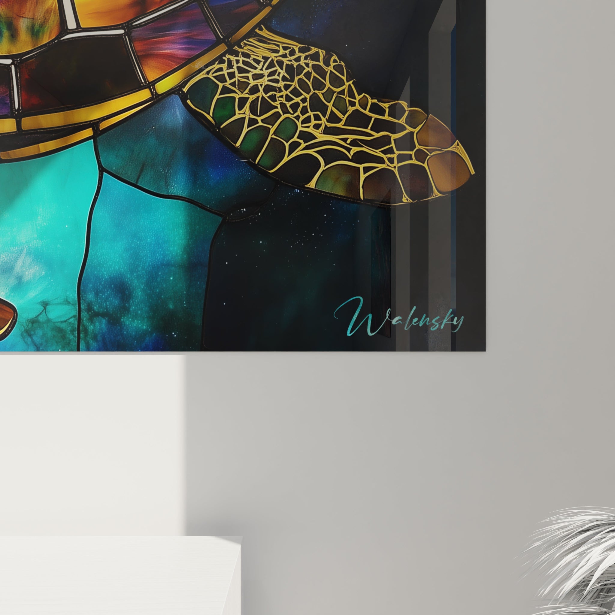 Un tableau marin coloré illustrant une tortue aux contours or traversant un océan de fragments bleus et turquoise, sa carapace composée de sections prismatiques multicolores, sous un soleil jaune rayonnant qui illumine l'ensemble de la composition vitrail.
