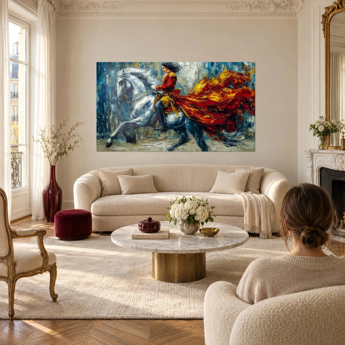 Gemälde Reiter in roter Uniform auf grauem Streitross, leuchtend orangefarbener Umhang, Blau und Gold, über einem Sofa in einem hellen Wohnzimmer